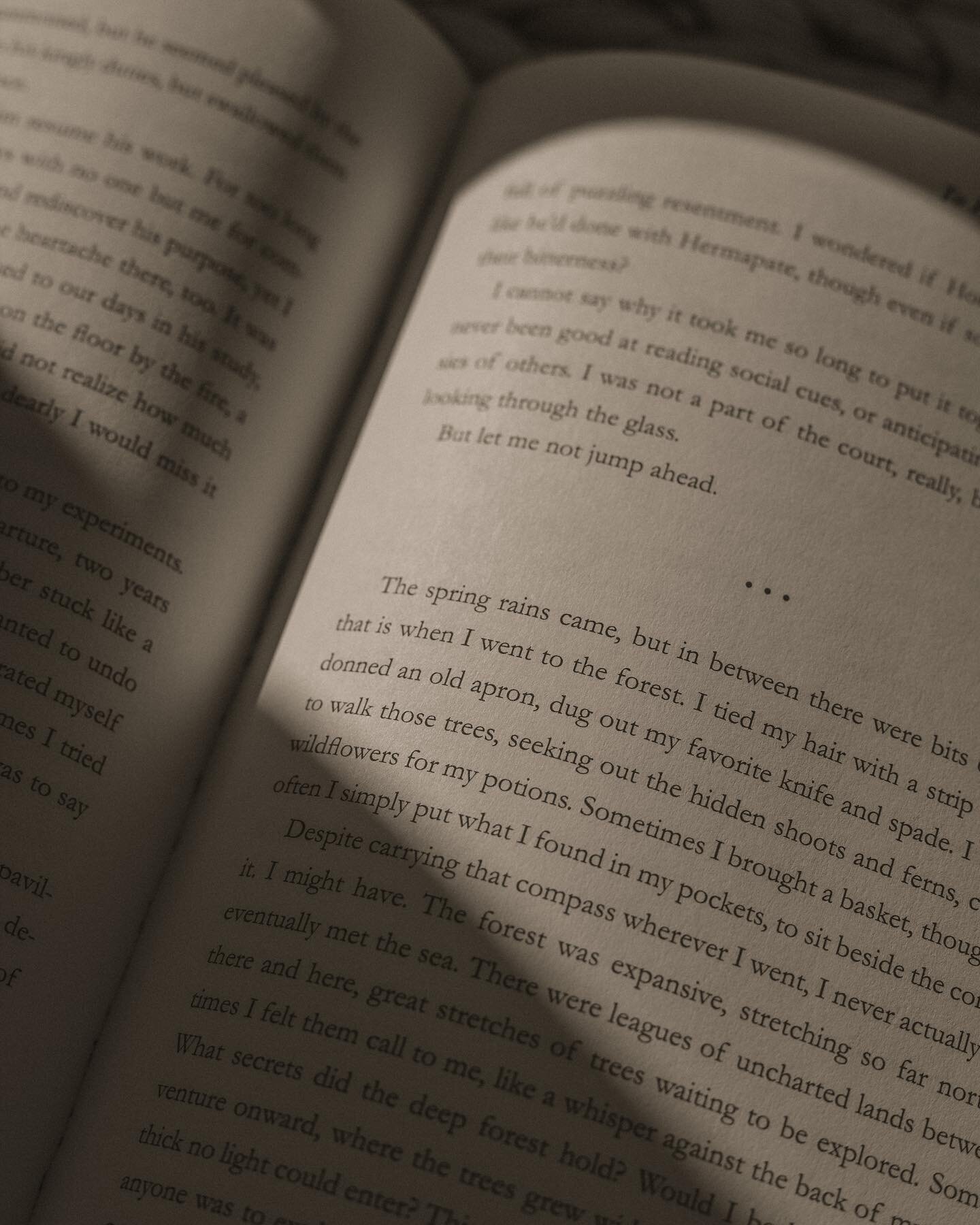 One month to go before TO POISON A KING&rsquo;s publish day! If I had to sum up some of the main themes, here's what comes to mind: 

 - enemies to lovers
 - herblore &amp; wood-witchy vibes 
 - lyrical prose 
 - myths and legends 
 - coming into you