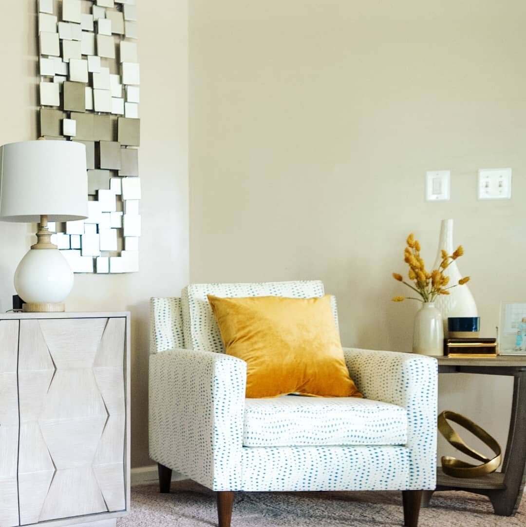 🍁🌟🍁Small elements can give a space &quot;the autumn is here vibe&quot; without forcing you to use the traditional color palette that blends tones of orange. In the case of this vignette from a @kjdesignandmortarstyling
interior design project in P