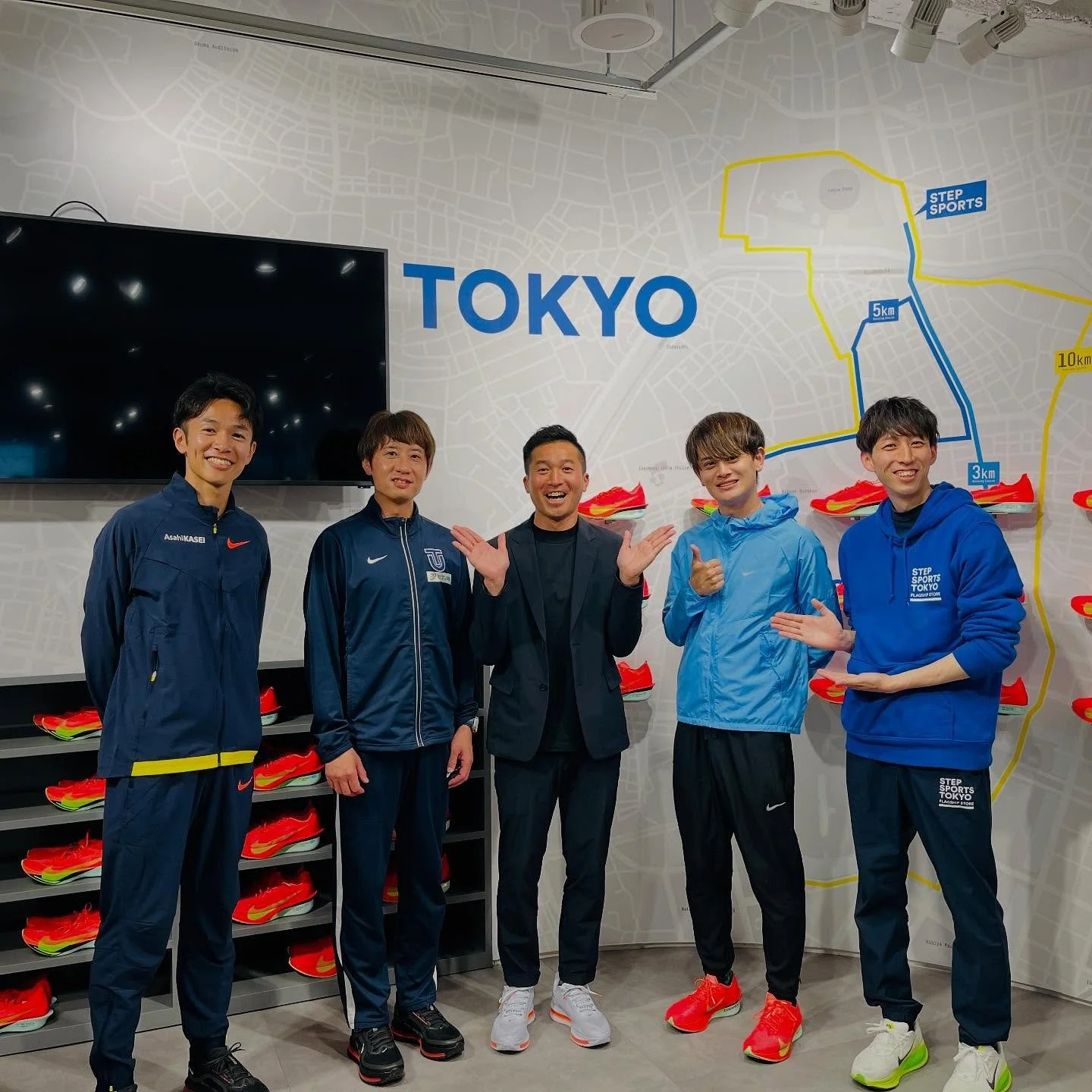 ずいぶんと、、
時差投稿その11
富士五湖から帰ってきた翌日、
SteP Tubeさんの
「#ヴェイパープライ4vs ストリークフライ2
どっち派?」のMCをさせて頂きました!!
東洋大監督・酒井俊幸さん、
東洋大出身の相澤晃選手、
東洋大出身でインフルエンサーのYoshikiさん、
そしてSTEPの市川店長、
たっぶりと貴重なお話し
聞かせて頂き有難うございました!!
ぜひ詳しくは「SteP Tube」さんの
動画をチェックしてくださーい♪