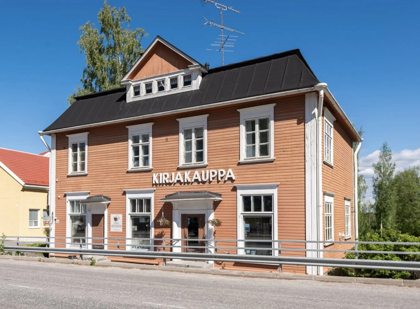 Tuhannen Kirjan Kautta Kirjallisuustoimittaja