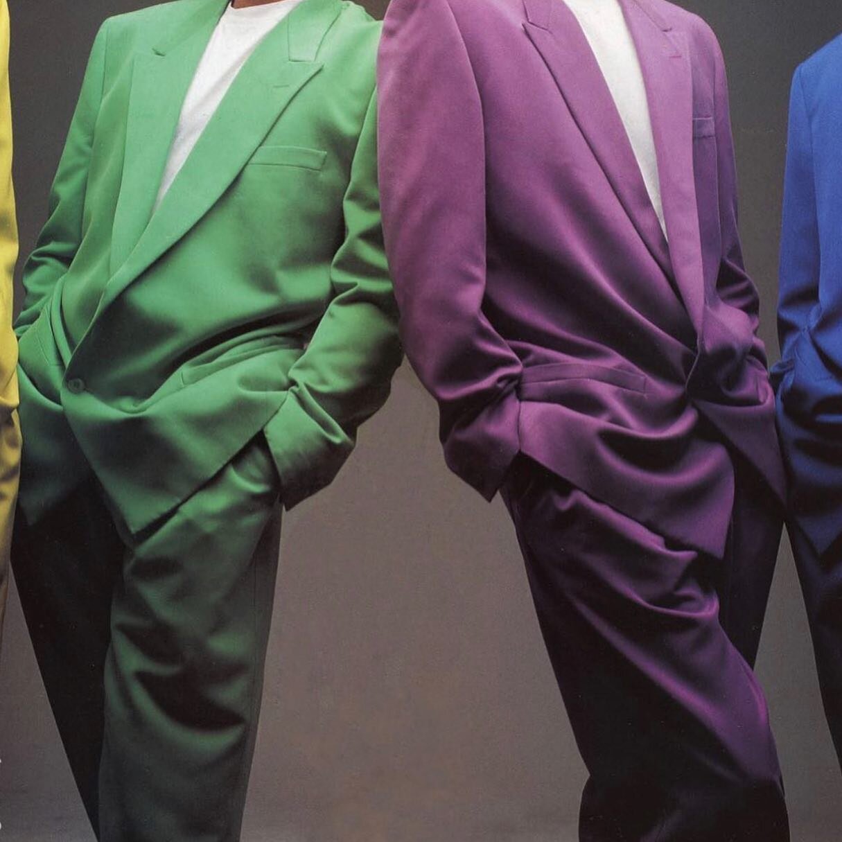 Who doesnt love a colored tuxedo ? 
Archive closet loves to wear men clothes.
It&rsquo;s just perfect ! 

#gianniversace #versace #sustainablefashion #sustainability #fashionarchives #vintagedesigner #luxuryclothing #luxurybrand #luxuryfashion #archi