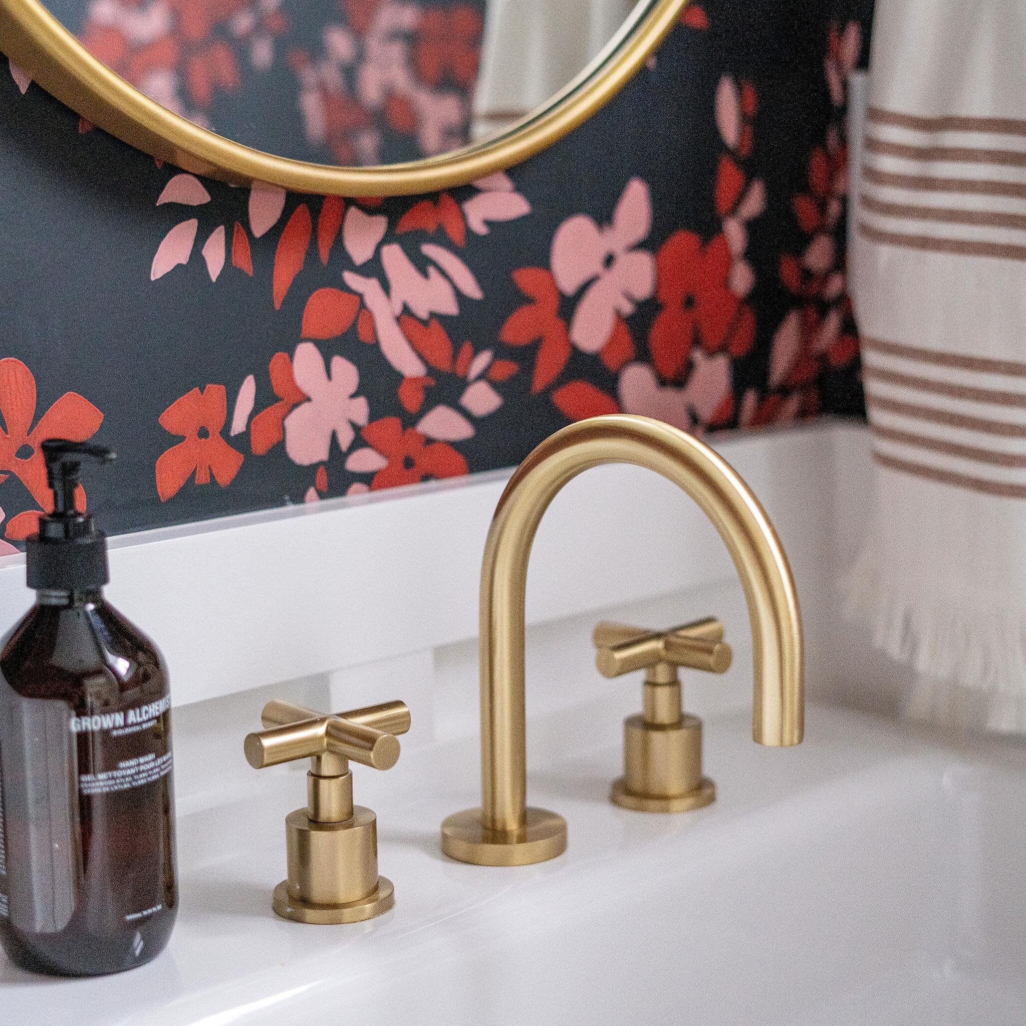 A stunning faucet moment with the brass arch and cross handles. 
&bull;
Photography by @joni.schrantz @joni.schrantz.spaces 
&bull;
#brassfaucet #faucetmoment #bathroomdesign #designinspo #interiordesign #brightinteriorsco #brighthomebrighterlife #it