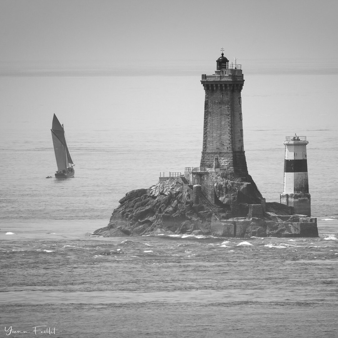 🇳🇿 This is &ldquo;La Vieille&rdquo; lighthouse, sitting at the tip of Brittany between &ldquo;la pointe du Raz&rdquo; and one of my favourite place, the Isle of Sein. Shot on calm day, not common here, from the Pointe du Van 3.7 km away. The air wa