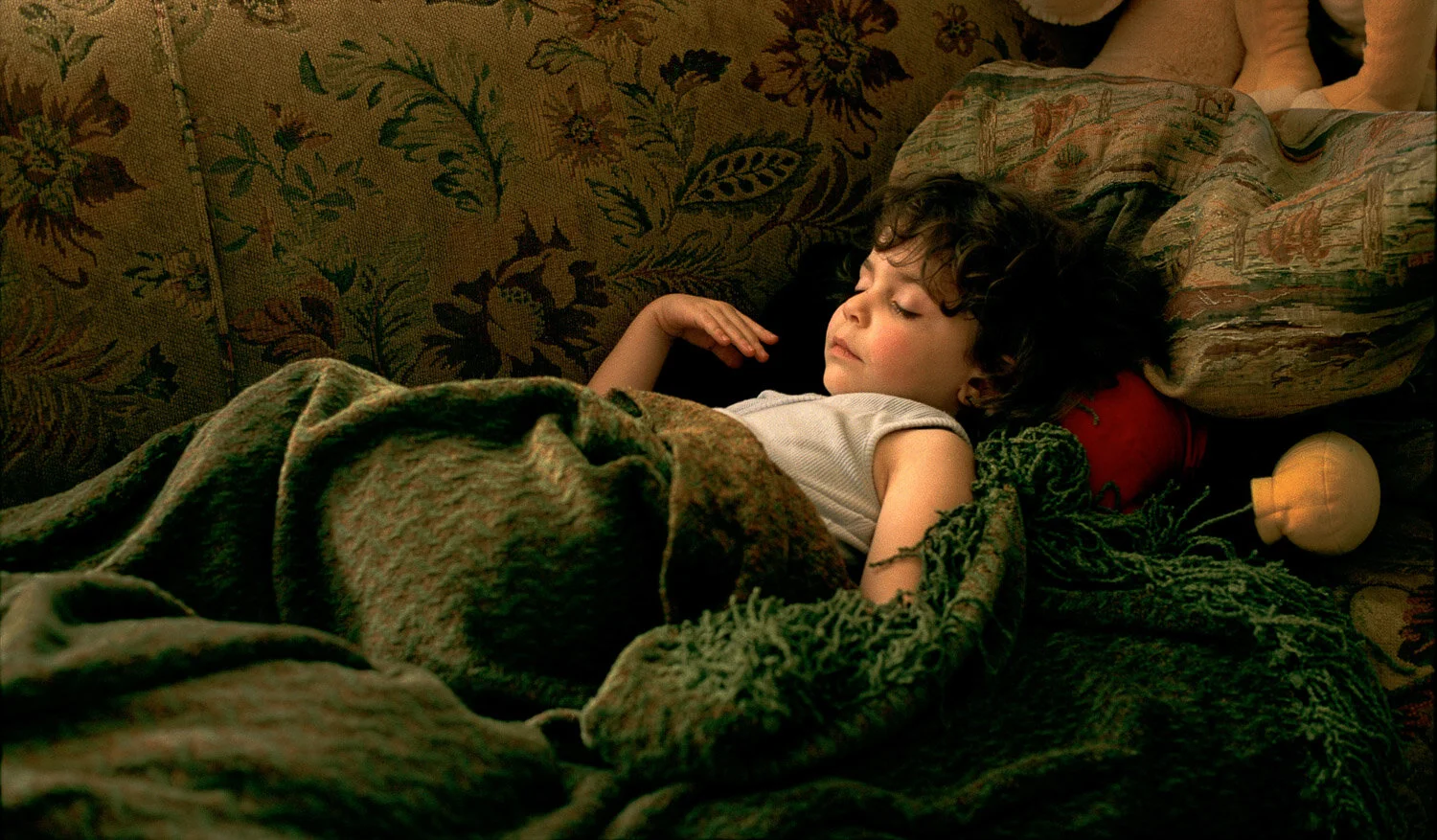 LucyOnCouch-Completed_Samys_Wiatrak_09-10_crp01_add_cc_4PRINT.jpg