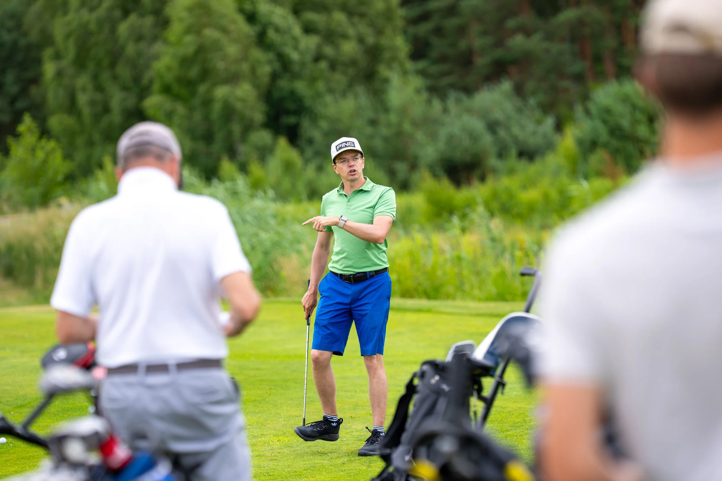 trener golfa na zajęciach grupowych