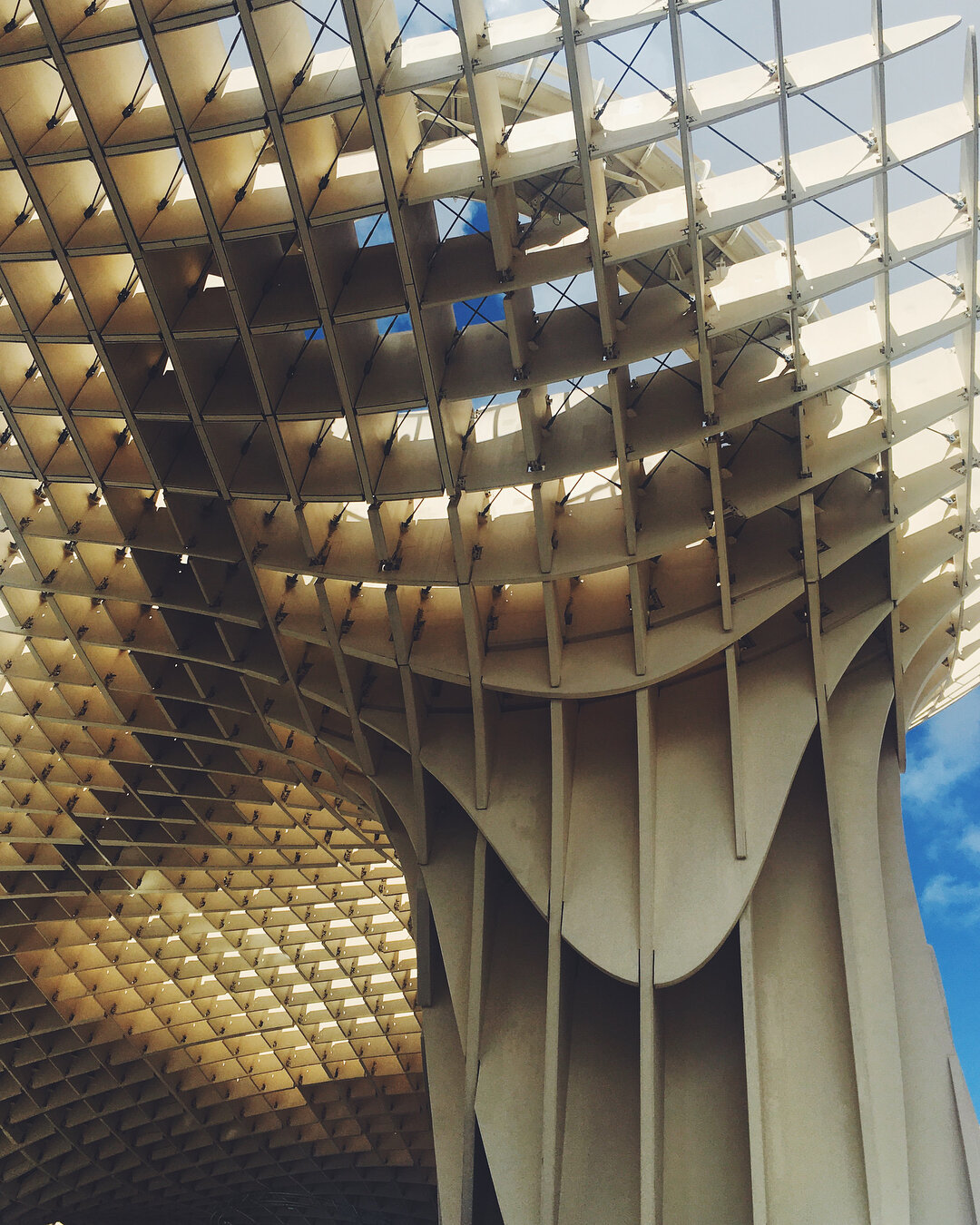 Jürgen Mayer&rsquo;s wooden sculpture in Seville&rsquo;s La Encarnación square; the Metropol Parasol 🍄 🇪🇸 #architecture #design #space #wood #jurgenmayer #mushroom #plaza #market #structure #building #metropolparasol #seville #spain