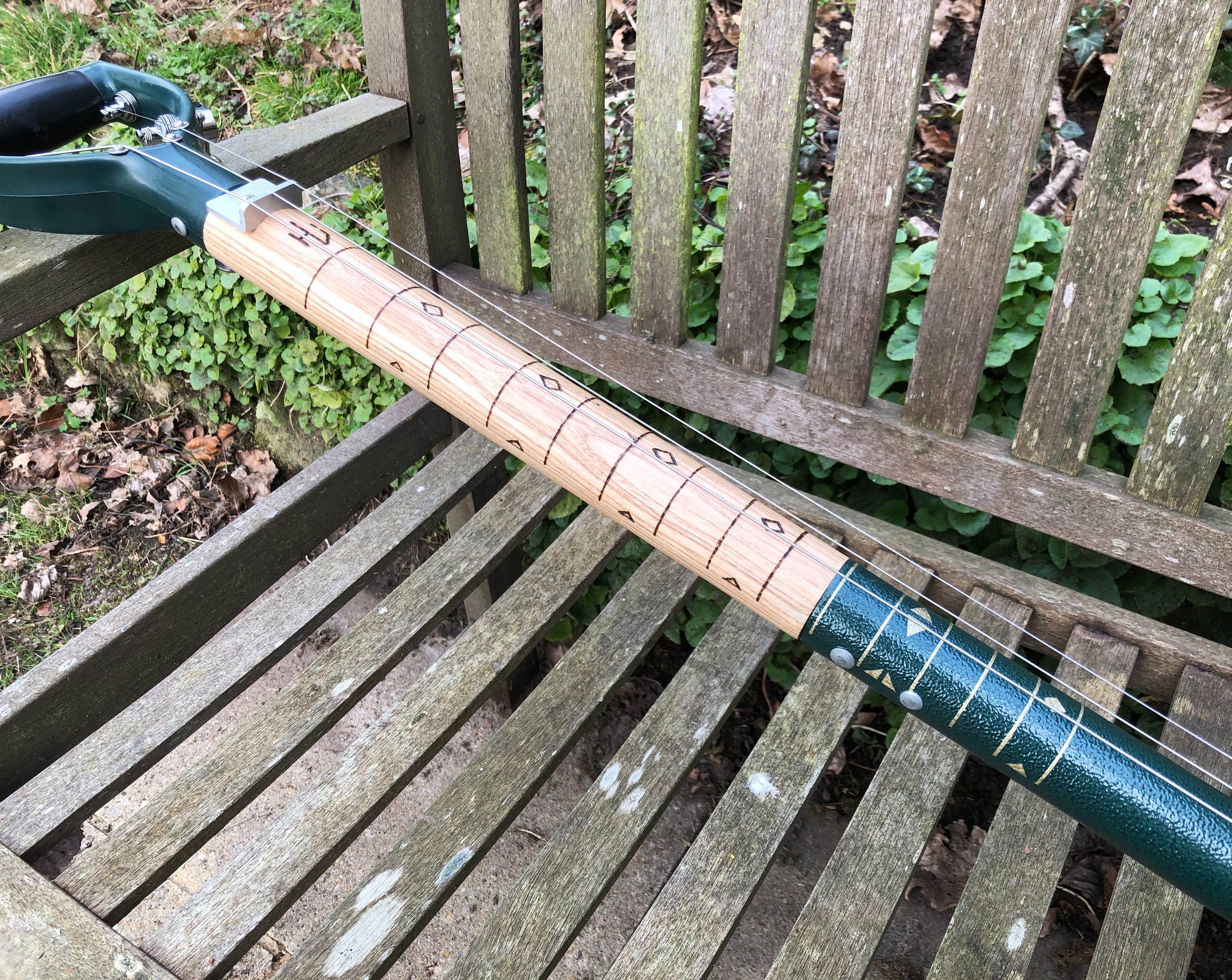 Gold Back Electric 3String Shovel Guitar 25 1/2" Scale Length, NonCutaway