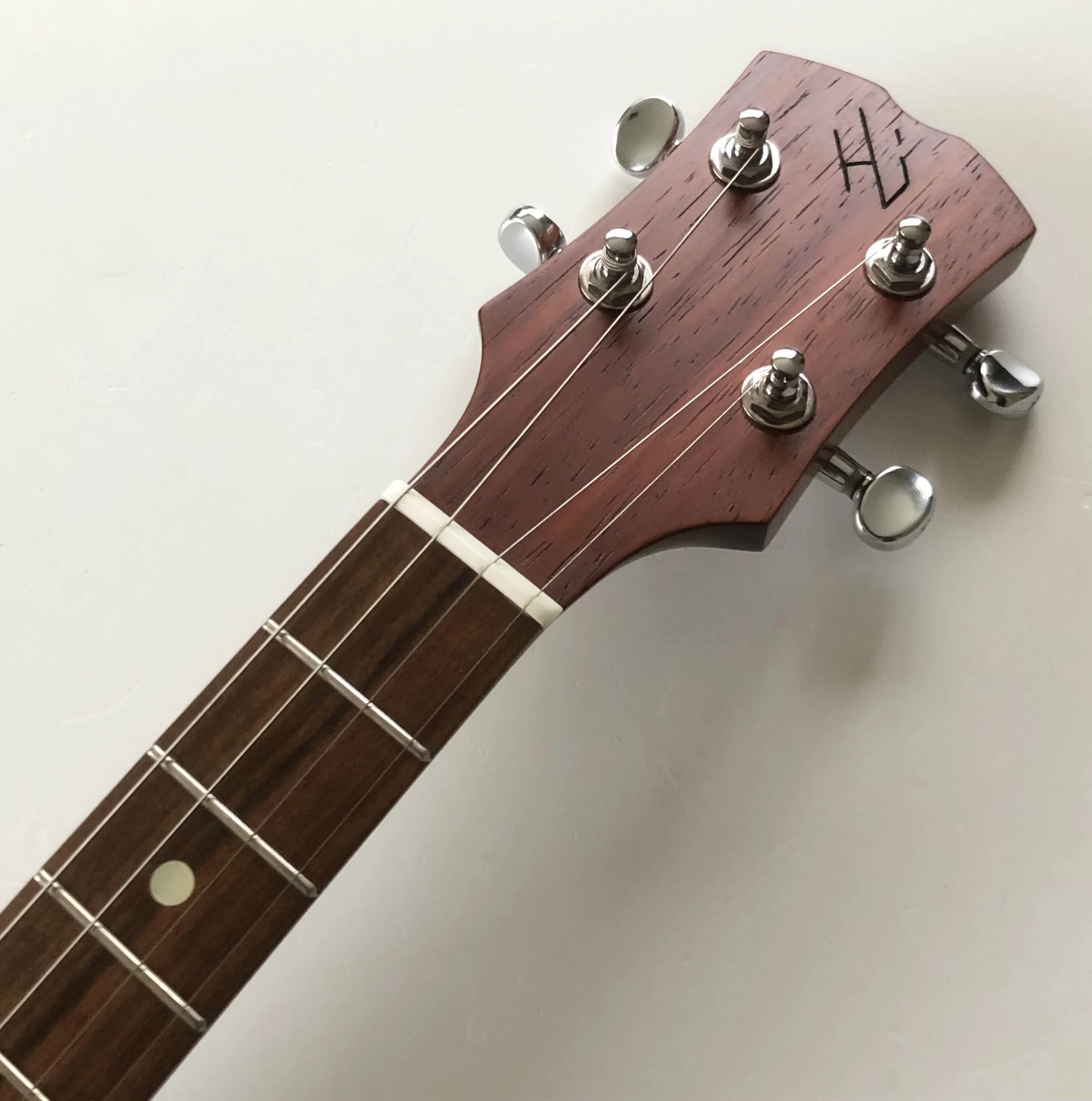 Dirty Apricot Electric Baritone Uke Headstock