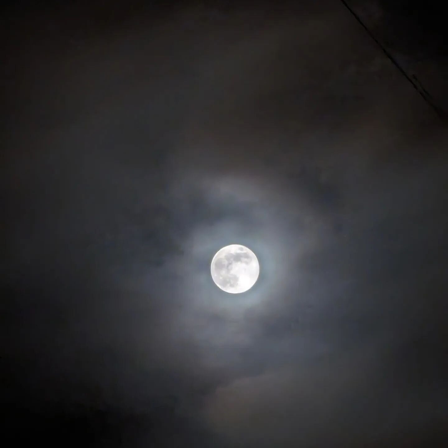 Anyone else pull over in their car last night (safely of course 😉 ) just to look at the moon &amp; grab a quick shot? I'm not alone in that, am I?!?

#fullmoon #mindfulmoment #beauty #space #weird