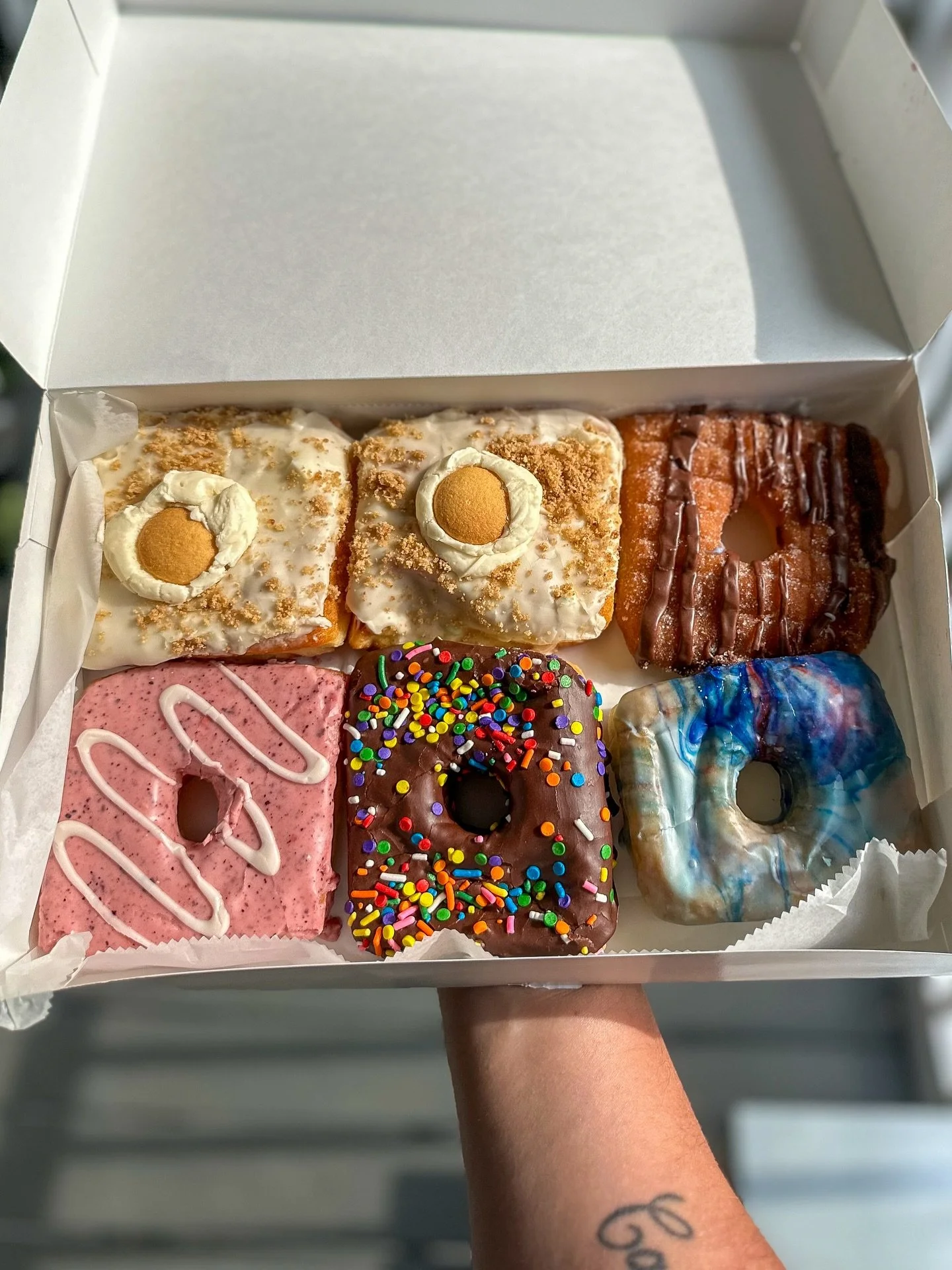 Some days you just need to treat yourself a little 🍩🥰
What&rsquo;s your favorite @darlingdoughnuts flavor? The cosmic brownie was mine today, but there&rsquo;s no wrong answers 😋