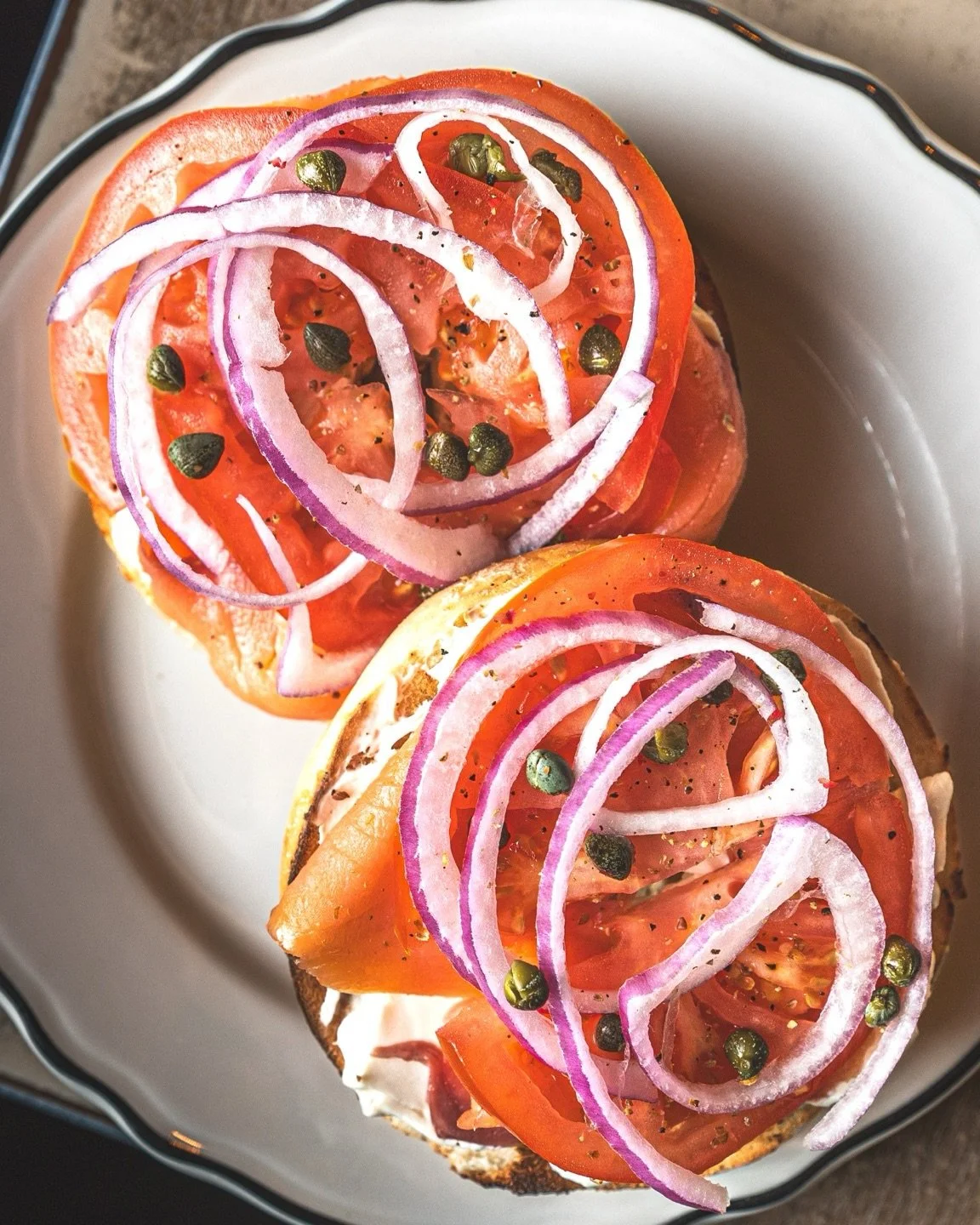 Anyone else bully their food into better lighting or just me? Brunch just hits different when it looks this good 😋

📍 @thegalwaylocal