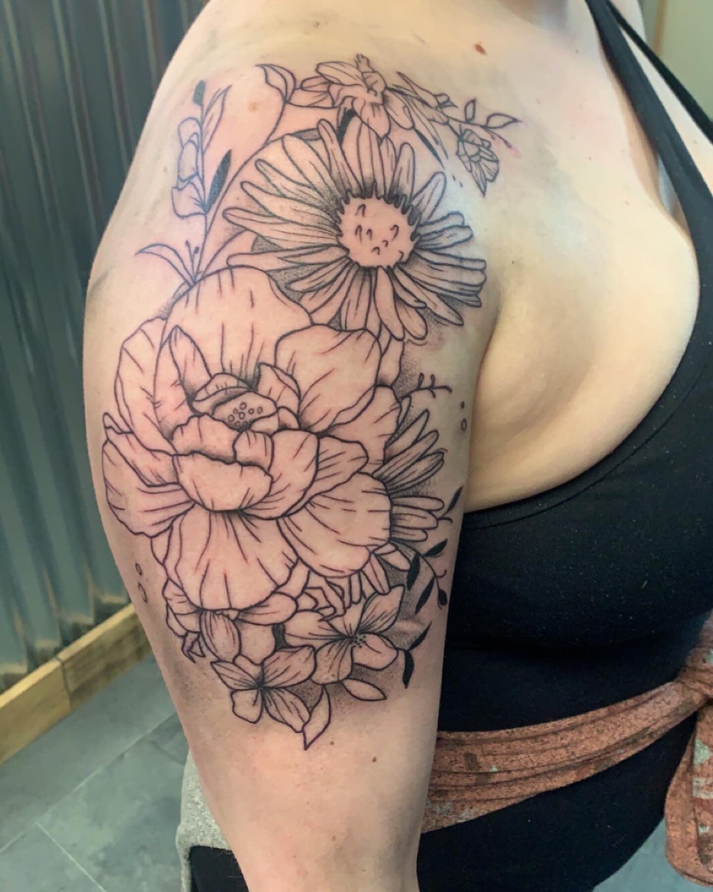 Floral line-work I did a couple months ago! 

#floraltattoo #linework #mntattooers #tattooartist #duluthmn