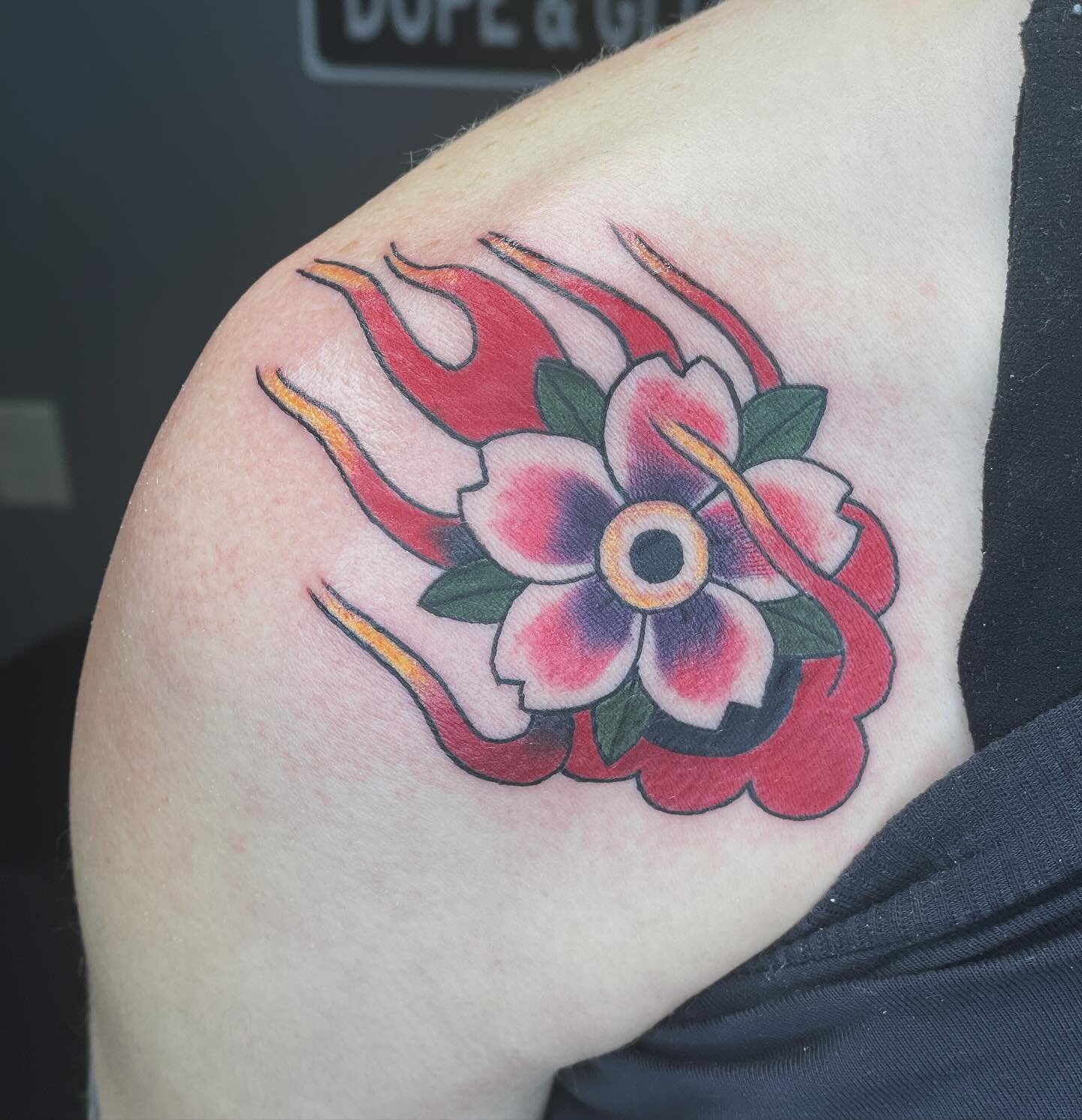 Fun little flower from the other day
.
.
.
.
As always, thanks for looking. Link in bio to book 🤙🏾