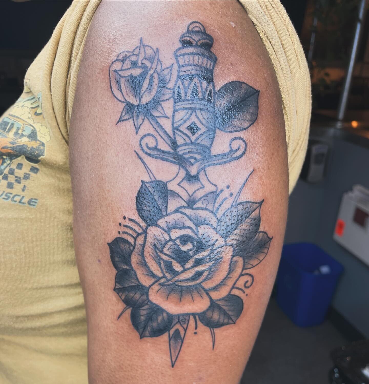 Piece from yesterday 🗡️🌹
.
.
.
.
As always, thanks for looking. Link in bio to book 🤙🏾