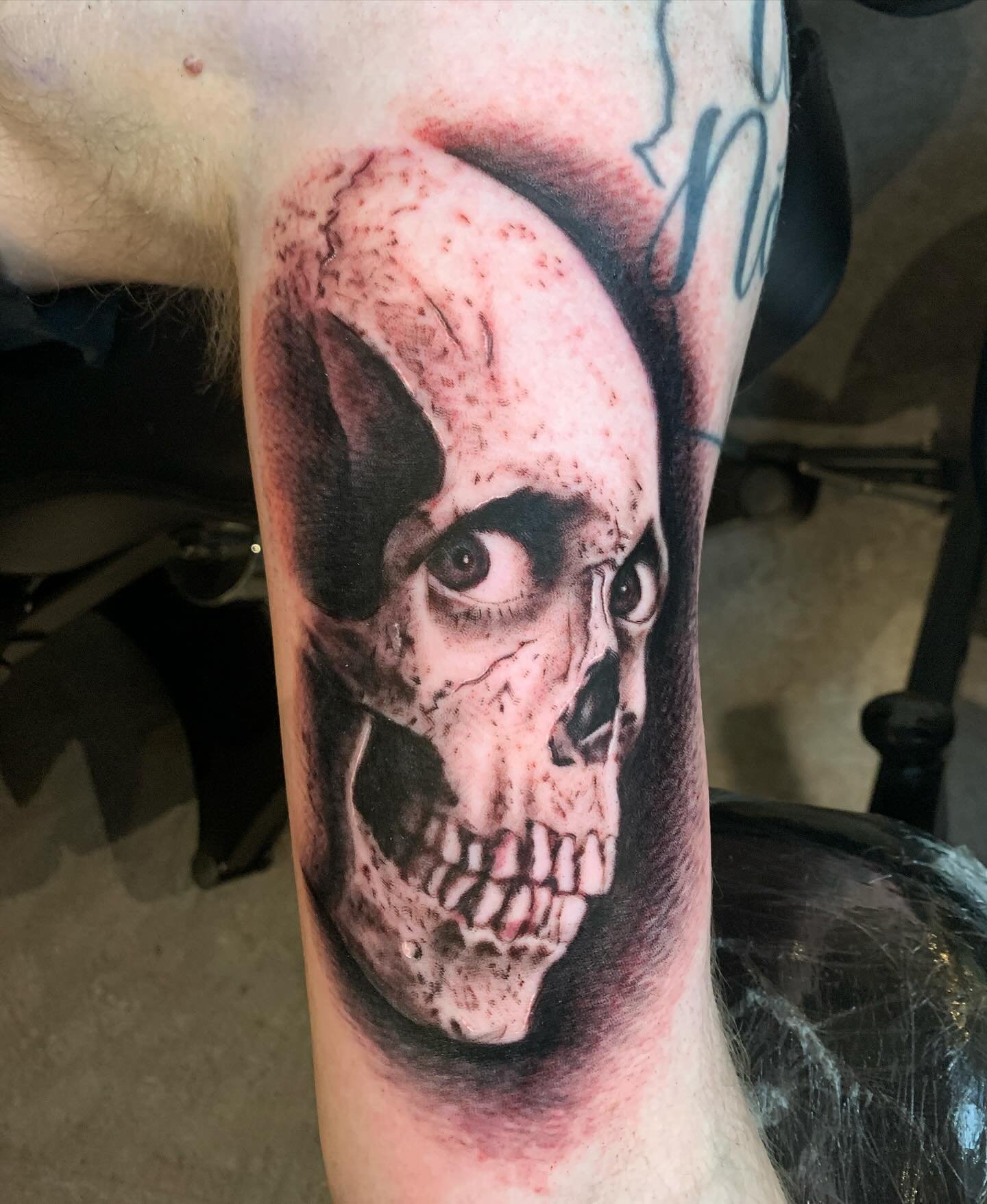 Another Evil Dead skull!!!
Took a little less than 4 hours total, would love to do more horror pieces!!
&bull;
&bull;
&bull;
&bull;
&bull;
&bull;
&bull;
&bull;
#horror #horrortattoo #scarytattoo #halloween #halloweentattoo #darkart #classichorror #ta