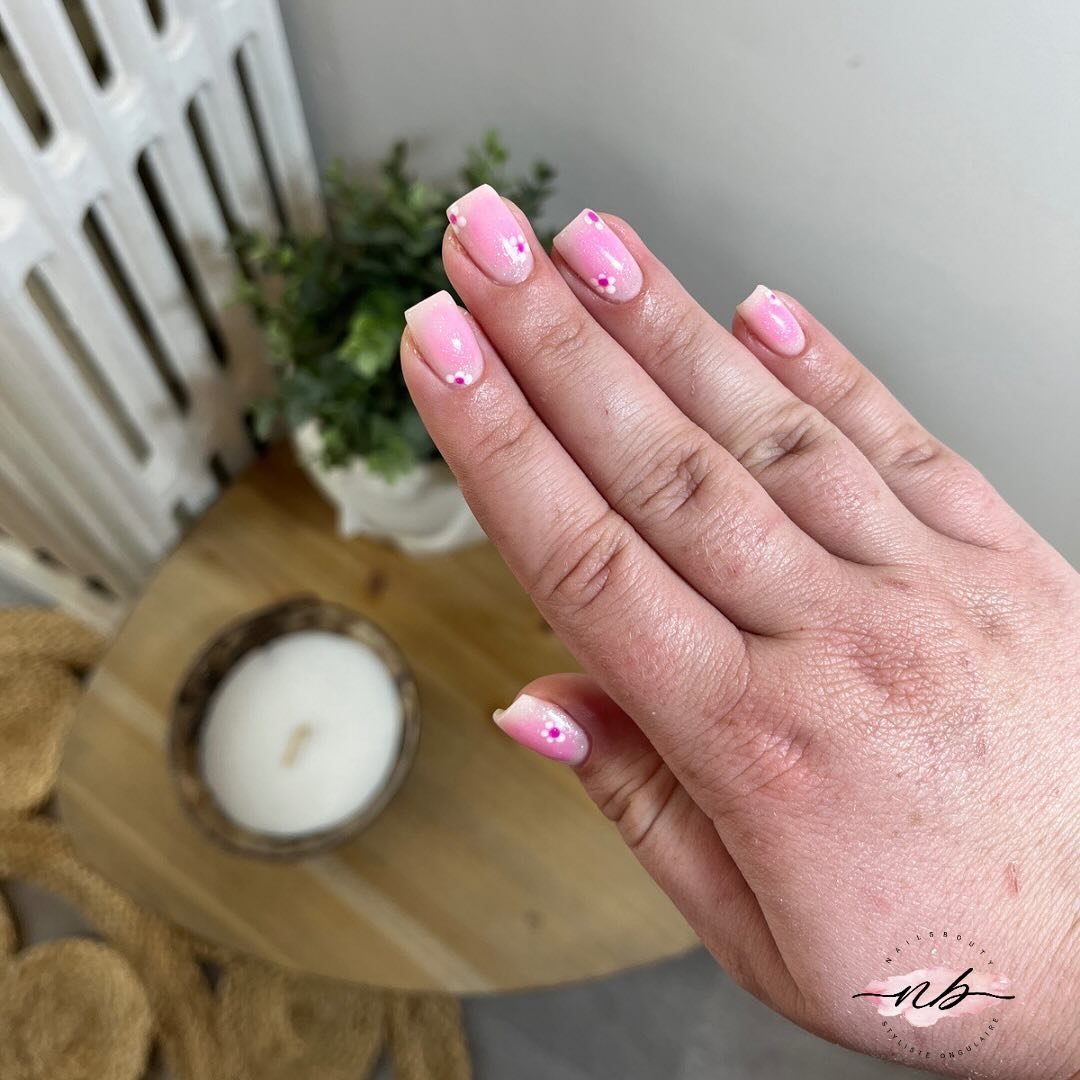 Ma premi&egrave;re pose #auranails et je dois dire que j&rsquo;aime vraiment bien le rendu 🥰

___
#onglerienantes&nbsp;#manucurenantes&nbsp;#vernissemipermanent&nbsp;#onglesnantes&nbsp;#indigonailsfrance&nbsp;#manucure