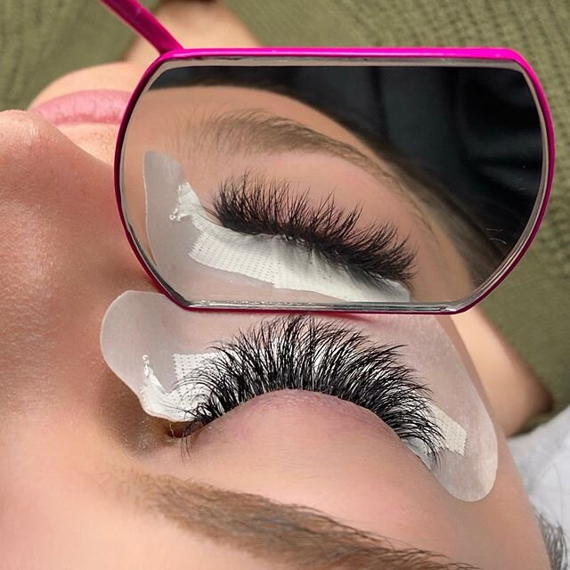 Wispy hybrids are life!!! I know you all are missing the good life when we could get lash extensions 😭😆 No date to reopen yet though 🙏🏼🙏🏼🙏🏼🙏🏼