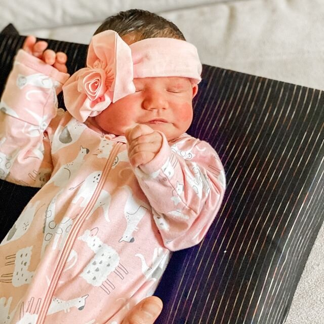 Welcome to the world sweet baby girl! 💕⠀⠀⠀⠀⠀⠀⠀⠀⠀
⠀⠀⠀⠀⠀⠀⠀⠀⠀
Did you know that we offer home visits for newborns? There is truly no greater honor than a family calling us to let us know that baby is here and asking us to check and adjust the precious baby after caring for mom throughout pregnancy.⠀⠀⠀⠀⠀⠀⠀⠀⠀
⠀⠀⠀⠀⠀⠀⠀⠀⠀
This home visit at 6 ᴅᴀʏs ᴏʟᴅ wasn't because there's anything wrong with this little lady or that she had any symptoms. Instead, she's getting checked to help her body stay healthy. ⠀⠀⠀⠀⠀⠀⠀⠀⠀
⠀⠀⠀⠀⠀⠀⠀⠀⠀
Parents are calling now ᴍᴏʀᴇ ᴛʜᴀɴ ᴇᴠᴇʀ for well-baby consultations and check-ups. It's incredible that in a time of chaos in the world, people are becoming more intentional with their family's health.⠀⠀⠀⠀⠀⠀⠀⠀⠀
⠀⠀⠀⠀⠀⠀⠀⠀⠀
Here for you #rootandbloom fam!