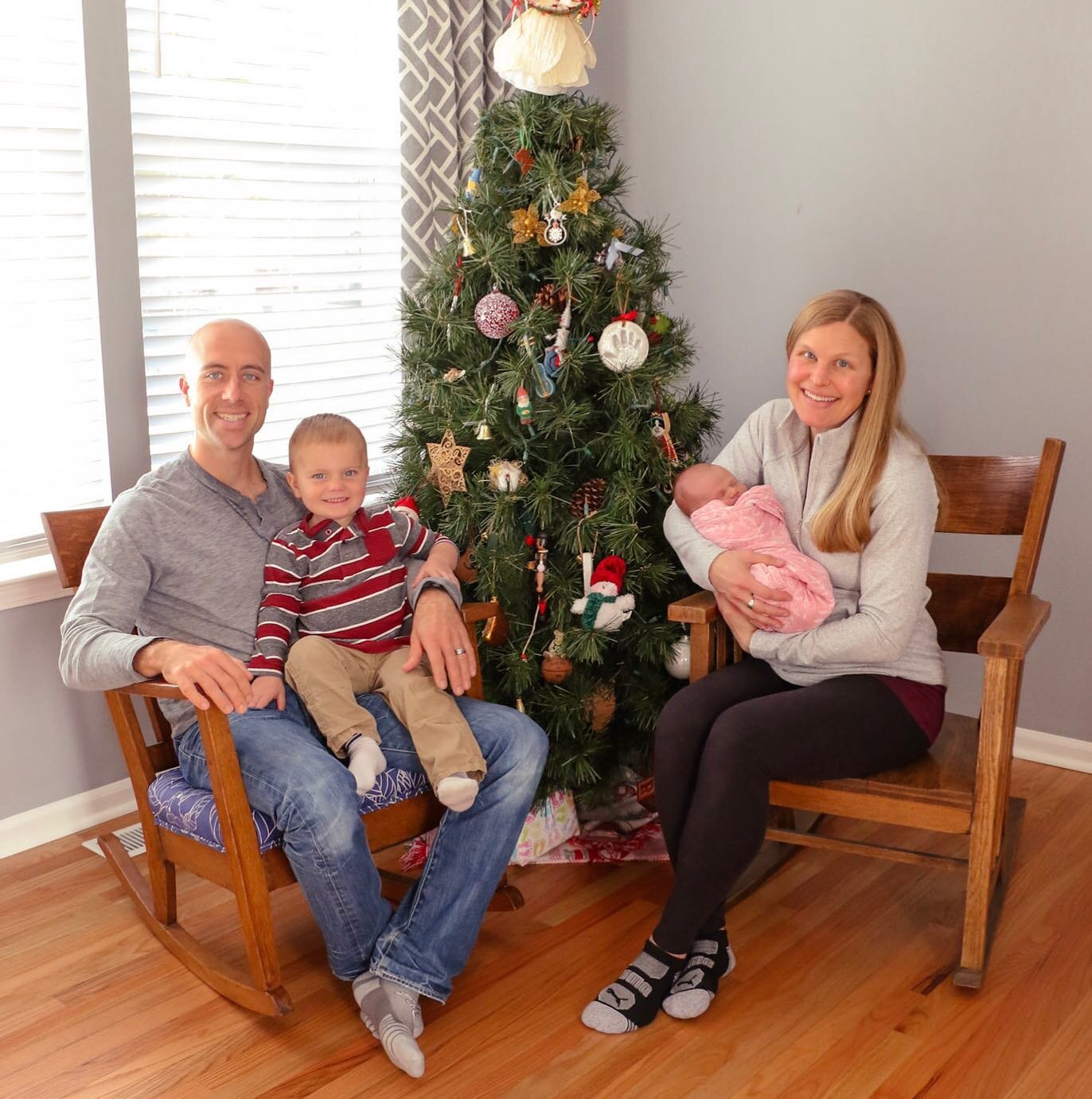 When you get to be everyone&rsquo;s favorite Christmas gift 🎄 🎁 
.
.
.

#clickinmoms #familyphotography #michiganfamilyphotography #annarborfamilyphotography #annarborphotographer #puremichiganders #familyphotographers #maternityphotography #photog