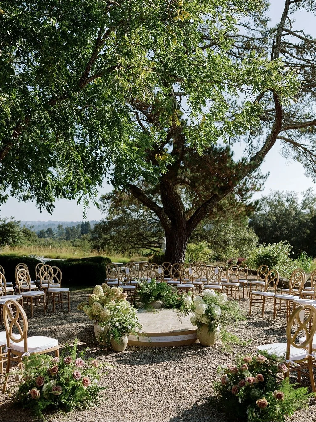 still thinking about this round ceremony design for S+B&rsquo;s beautiful September wedding 

Photography // @ryangreenleaf
Planning // @curatedbyalli
Florals // @juniperlanefloral
Rentals // @encoreeventsrentals
Catering // @bryanjonescatering
Desse