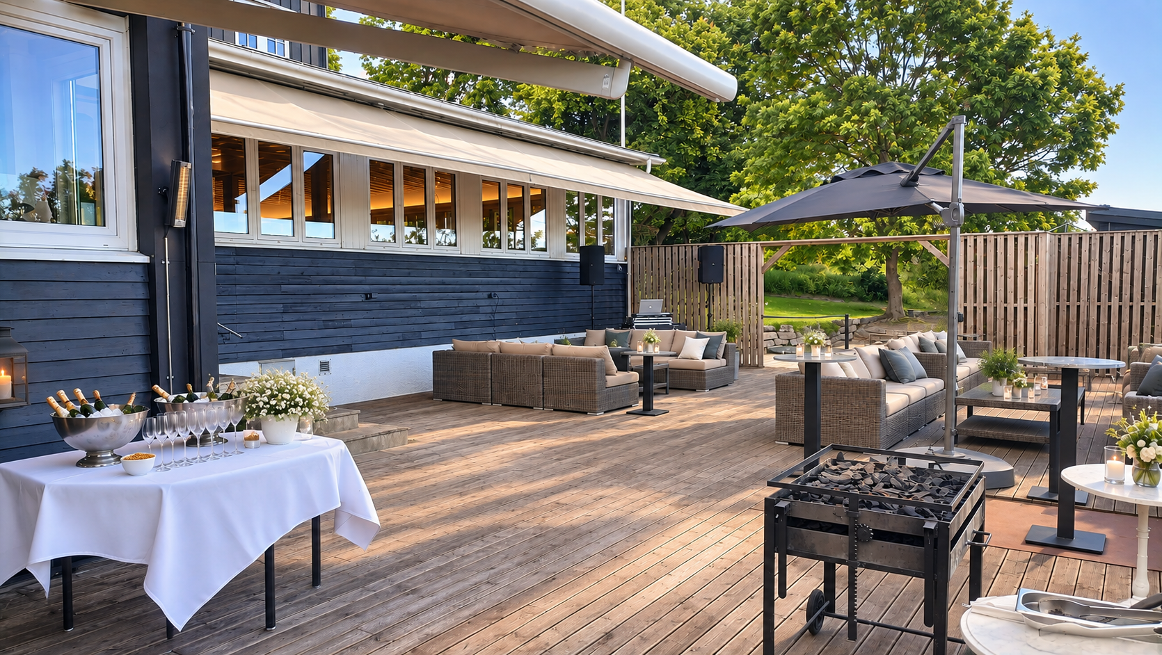 Strand restaurant - uteplass med grill