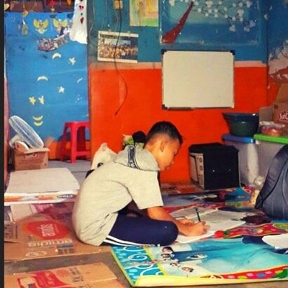 Pasca banjir yang melanda rumah dan sanggar adik-adik ISCO, kini sanggar sudah kembali bersih dan dapat dipergunakan untuk adik-adik ISCO belajar kembali 😀 &ldquo;kami sangat senang sekali bisa kembali belajar di sanggar, dan mendapatkan buku-buku y