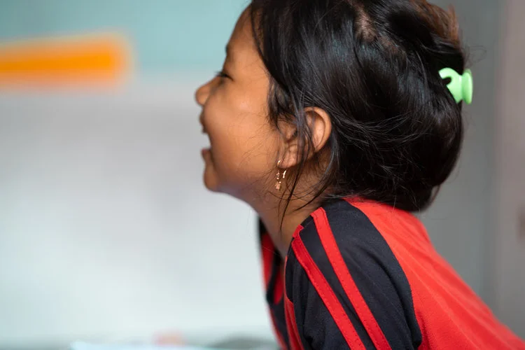 Membelah rel menuju sekolah