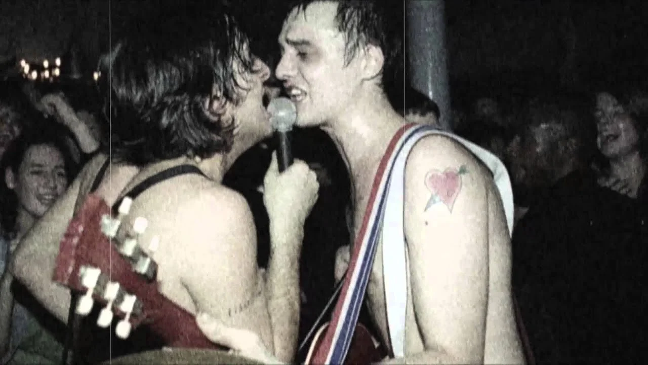 Entre défilé et concert : l’indie sleaze, langage commun de la nuit