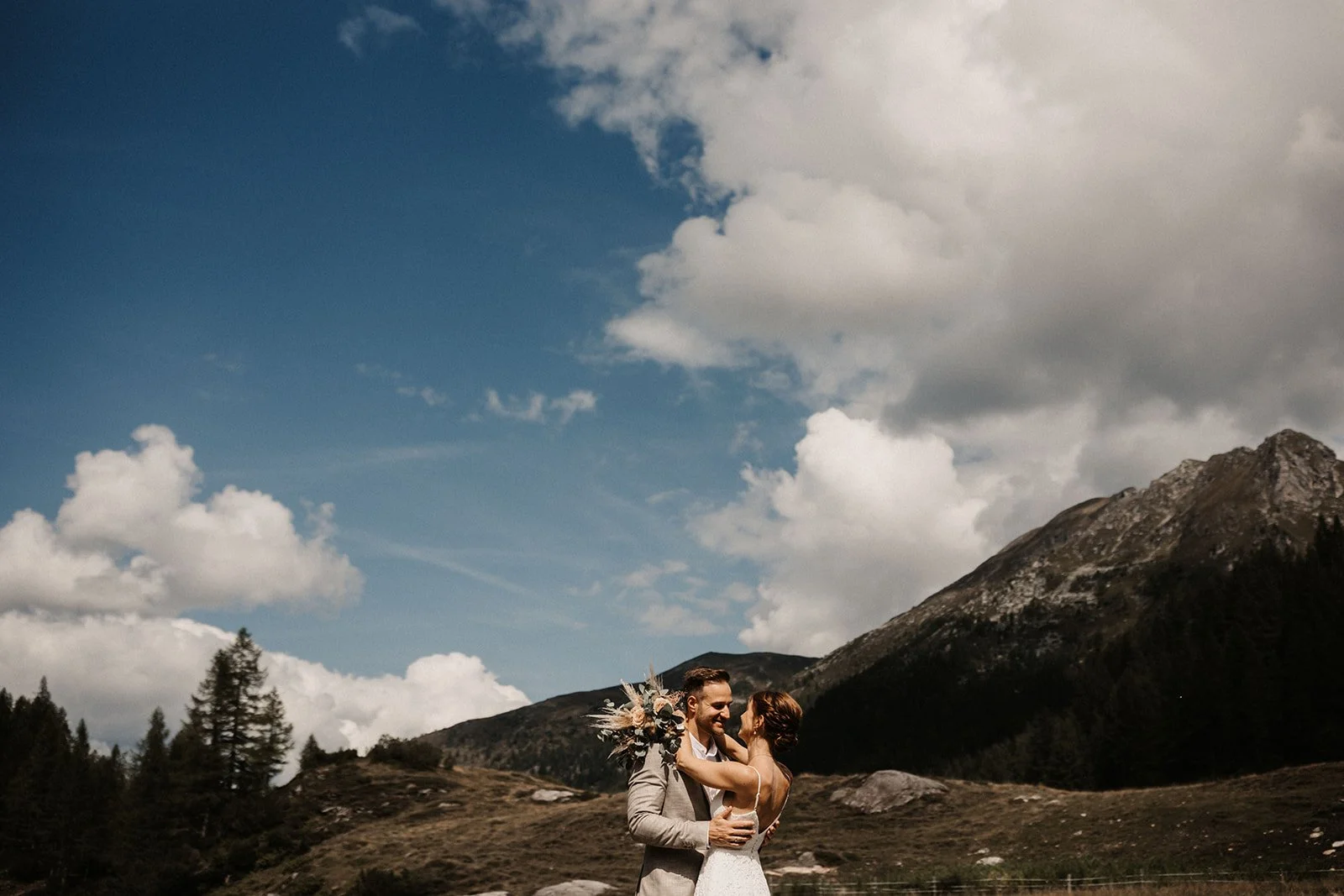 Brautpaar in der Natur