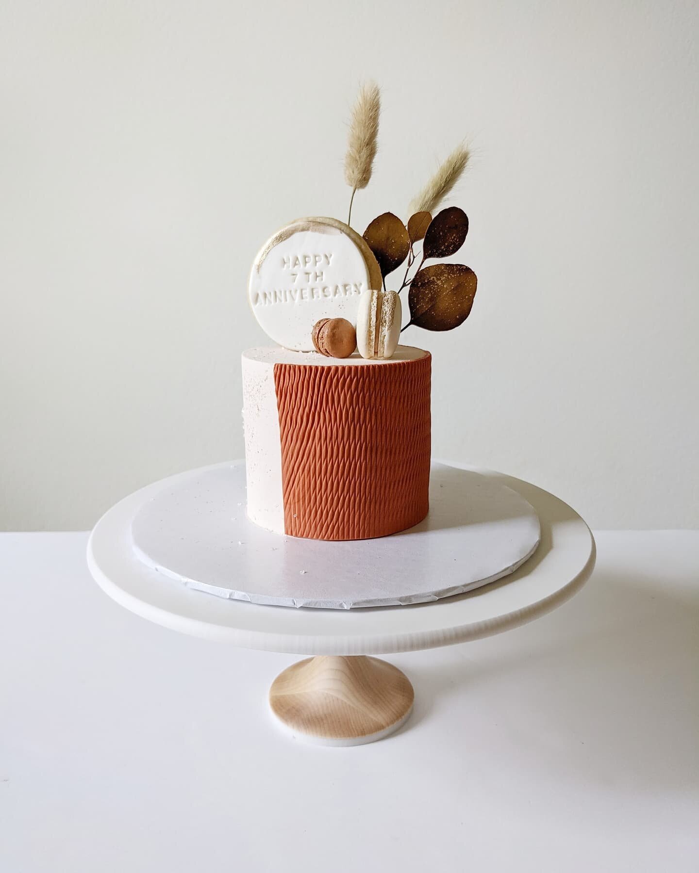 Minimalist Mini⁣⁣
⁣
⁣
It's a rainy morning here and I'll be baking for the rest of my month today. I love warm, summer rain. ⁣But this cake sure makes me ready for my favorite season. 🍂
⁣⁣
⁣⁣
For inquiries, please text.⁣⁣
⁣⁣
214.471.5337⁣⁣
⁣⁣
⁣⁣
Sar