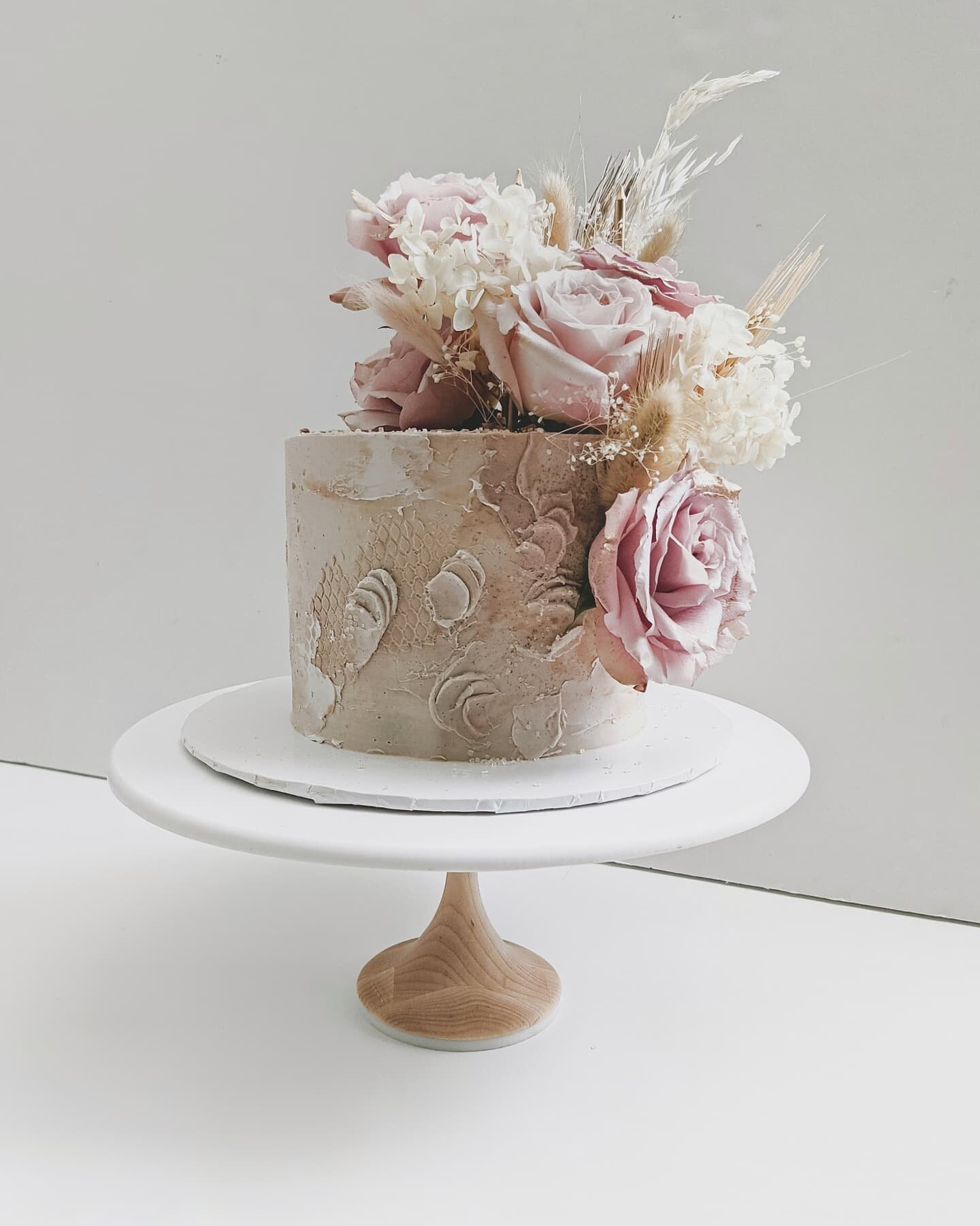 Got to create this boho textured cake for the talented @manzilibyhuda for her 30th birthday celebration. Check out her reels for the incredible full event details.⁣
⁣
Photographer of last 3 photos:⁣
@tericabphoto
⁣
⁣
⁣
Currently booked through Septem