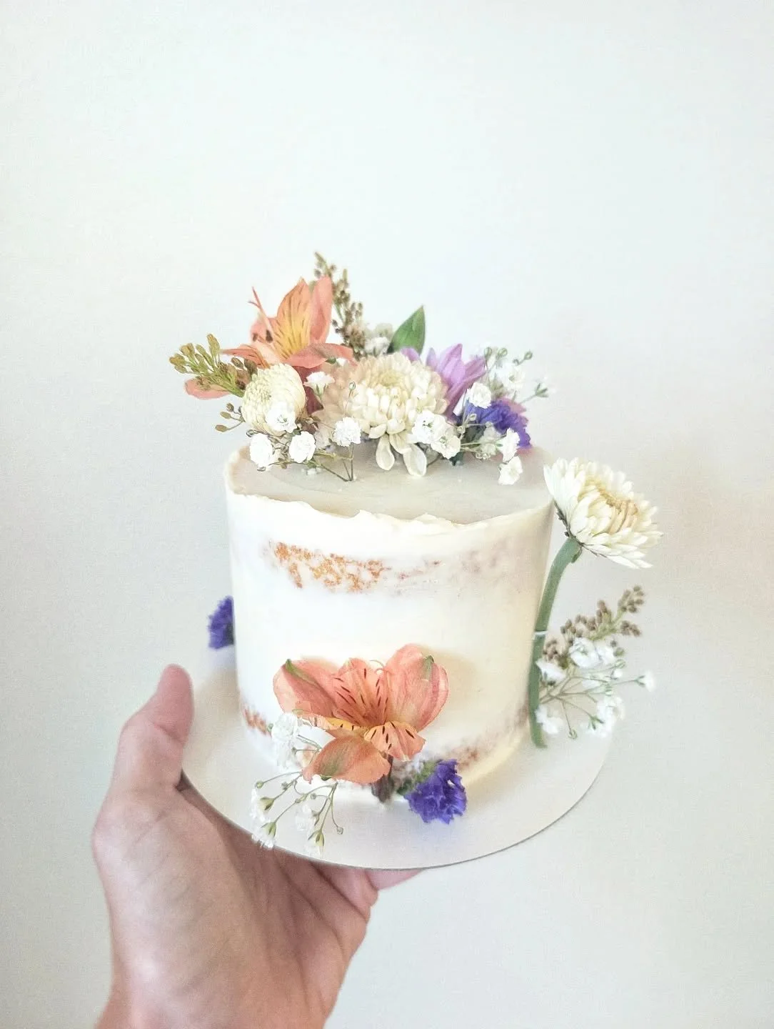 Sweet little anniversary cake. Congrats K + D!! 🩷

To discuss placing a custom order, please text. 208.615.2382

SaraMackCakes.com

#saramackcakes #customcakes #boiseweddingvendor #meridiancake #buttercreamfrosting #cakeproject #cakeideas #cakedecor