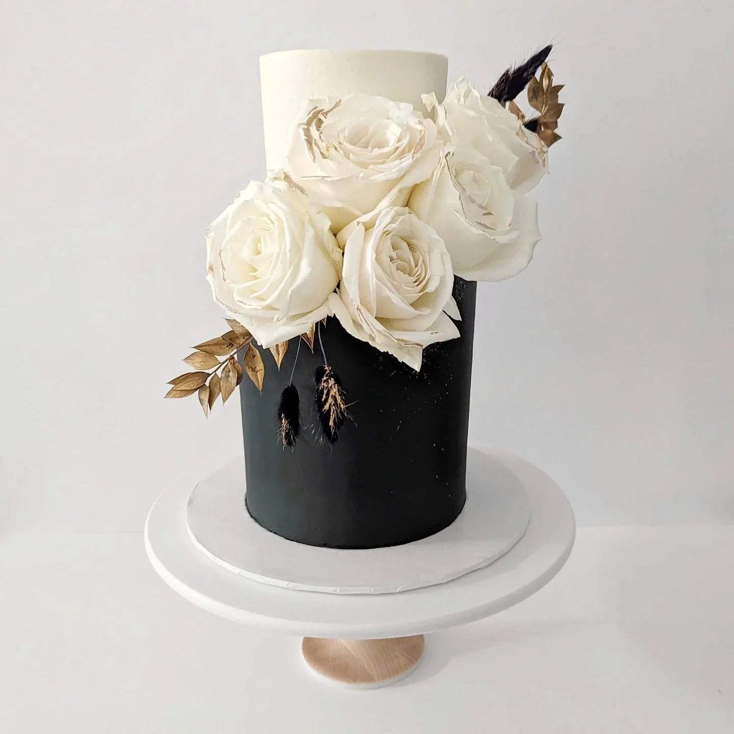 Romantic black and white, two tier wedding cake 🖤🤍

For inquiries, please text. 208.615.2382

SaraMackCakes.com

#saramackcakes #customcakes #boiseweddingvendor #meridiancake #buttercreamfrosting #cakeproject #cakeideas #cakedecorator #cakelover #b