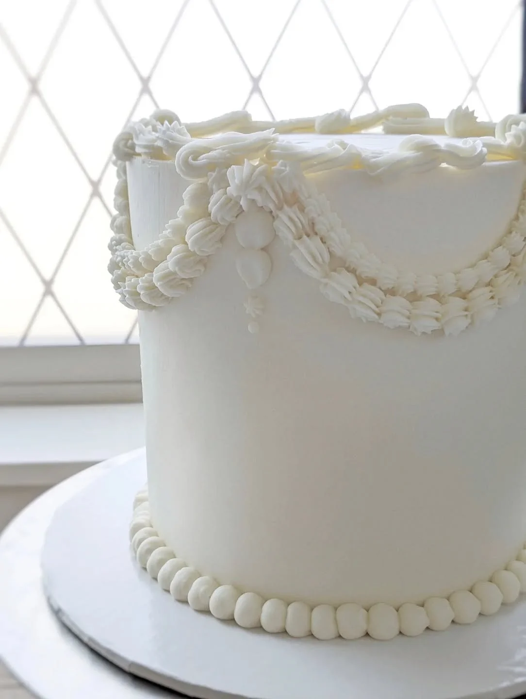 🤍Delivered this wedding beauty on Saturday to @willowcreekidaho. Check out my stories to see the gorgeous venue. 

🤍Cake + a full sheet cake for guests.

🤍 Flavors - Wedding almond cake, raspberry jam filling and vanilla buttercream. 

🤍Congrats 