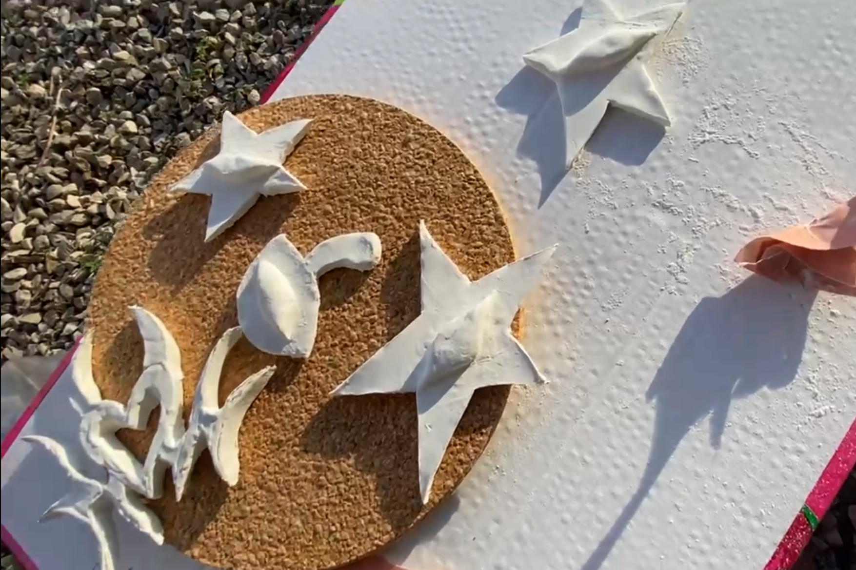 Tisch mit modellierten Sternen und andere Objekten.