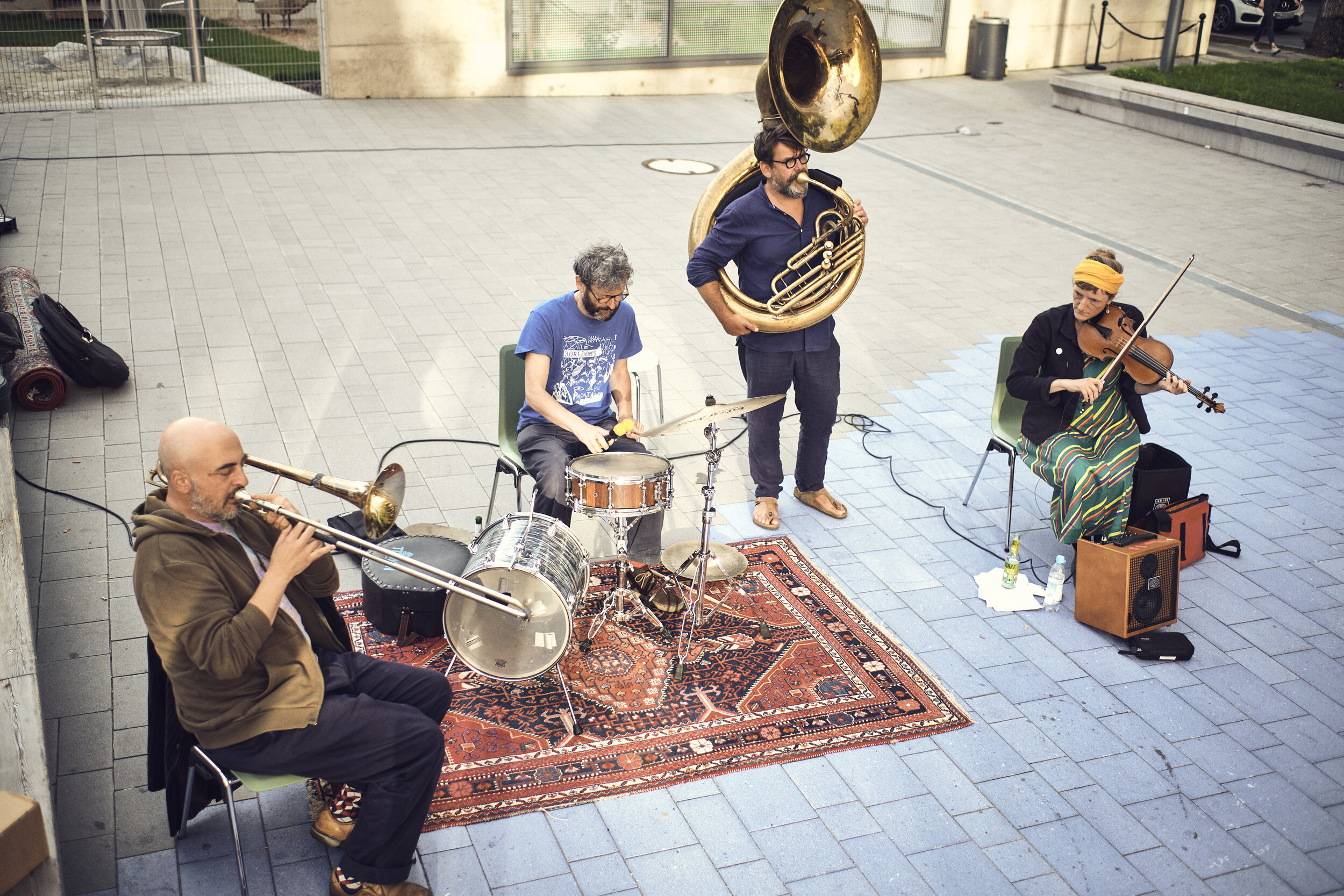  Die Band “Hochzeitskapelle” spielt auf dem Vorplatz. Blick von schräg oben auf die vier Bandmitglieder.  