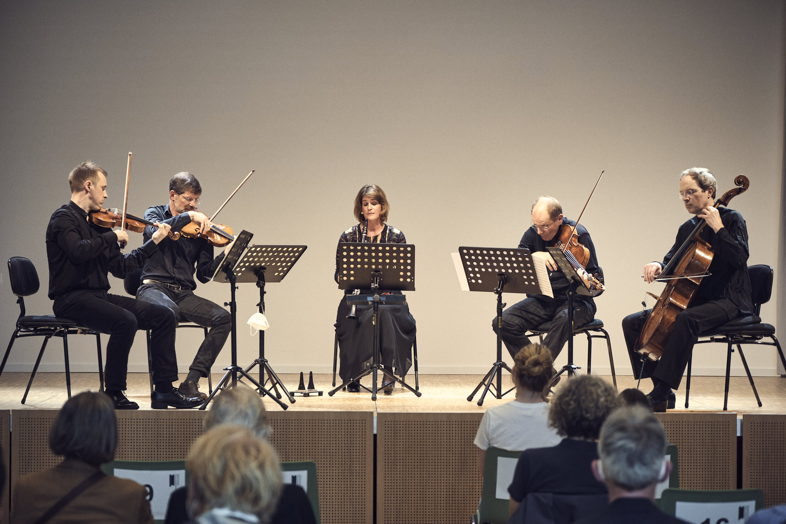  Fünf Mitglieder der Münchner Philharmoniker geben ein Nachbarschaftskonzert auf der Bühne der Luise. 