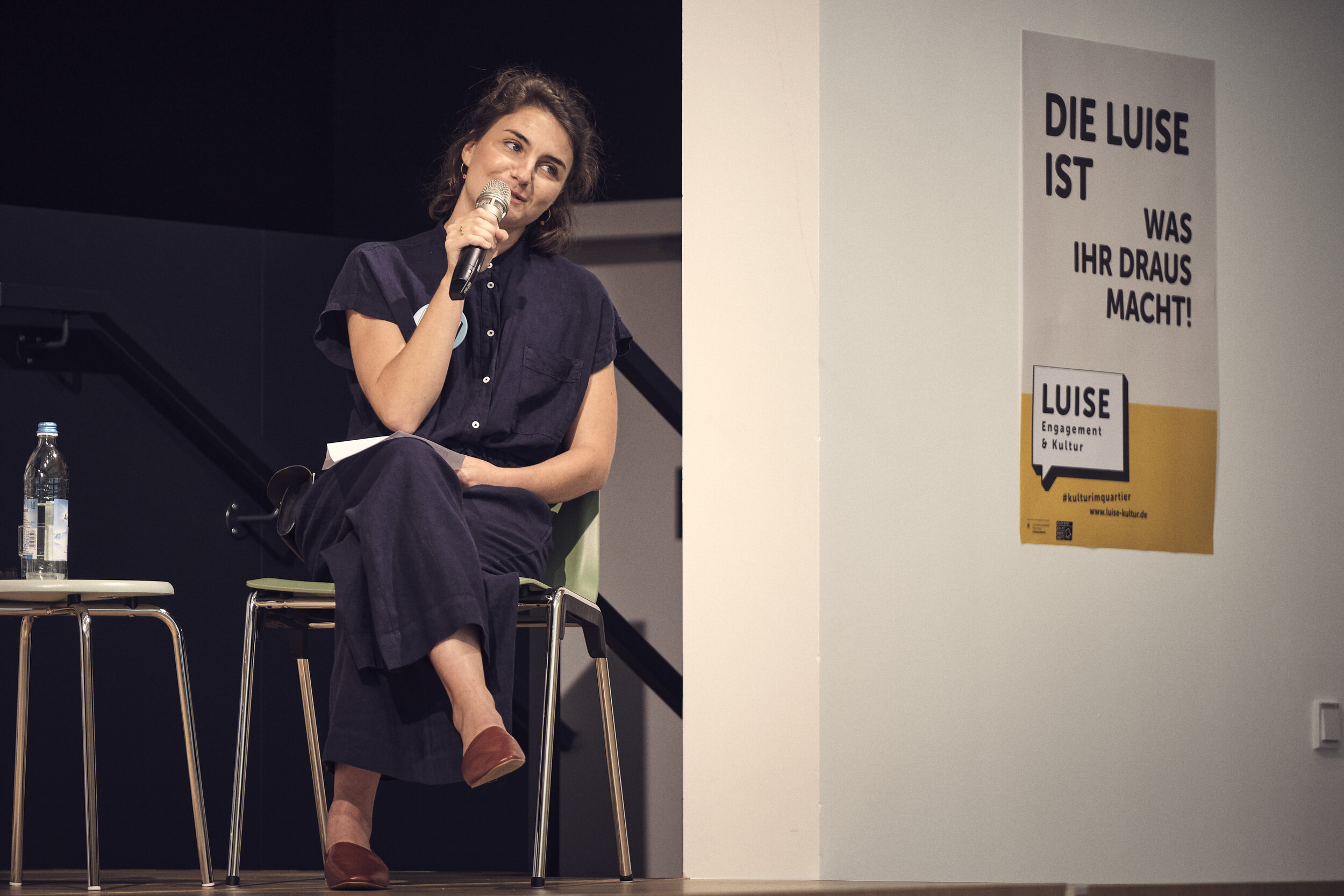  Gesprächsrunde zum Thema Stadtteilkultur. Die Leiterin der Luise, Clara Holzheimer, spricht. 