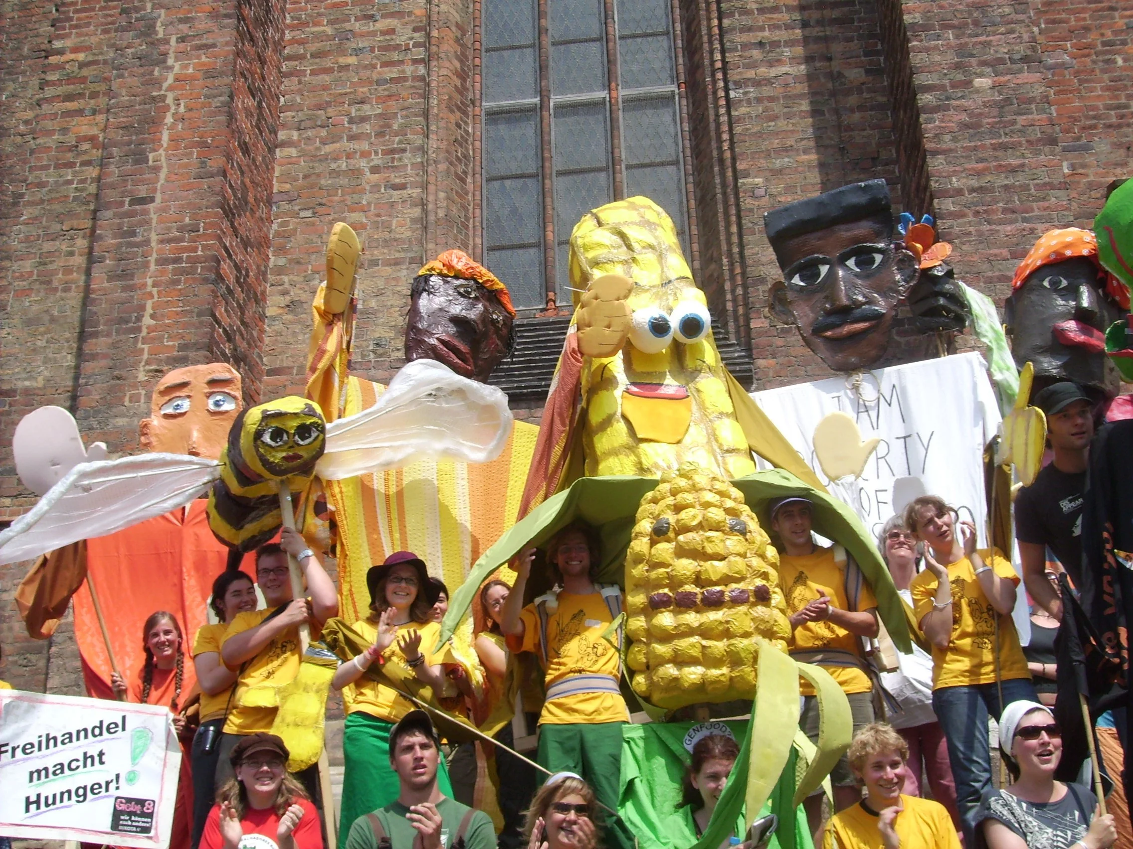 Foto von bunten Großfiguren und Puppen auf einer Protestveranstaltung