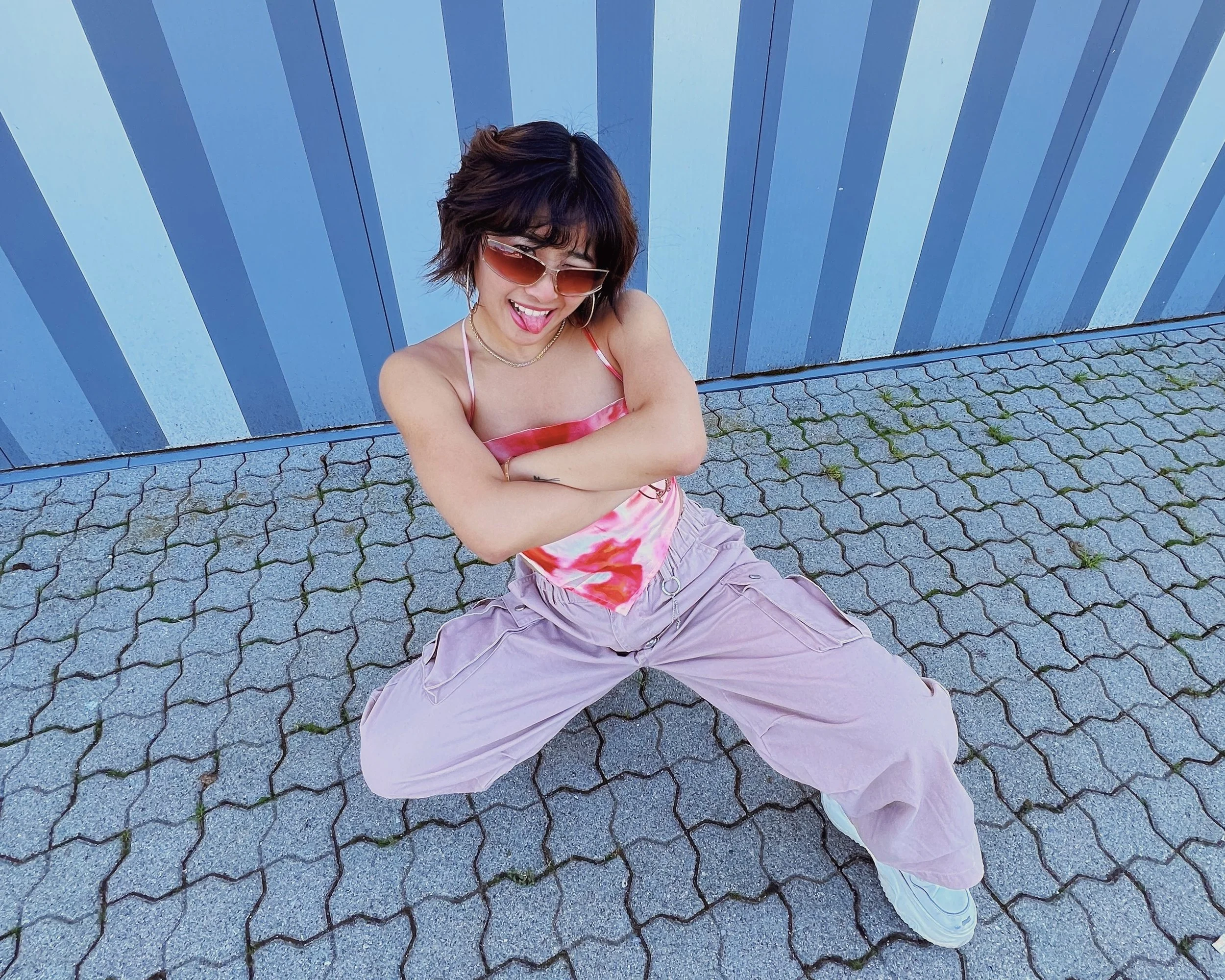 Foto der Workshopleiterin Sandy in Pose und mit Sonnenbrille