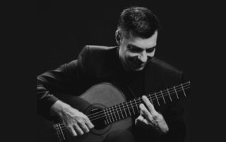 Gitarrenspieler Bosko Jovic mit seiner Gitarre
