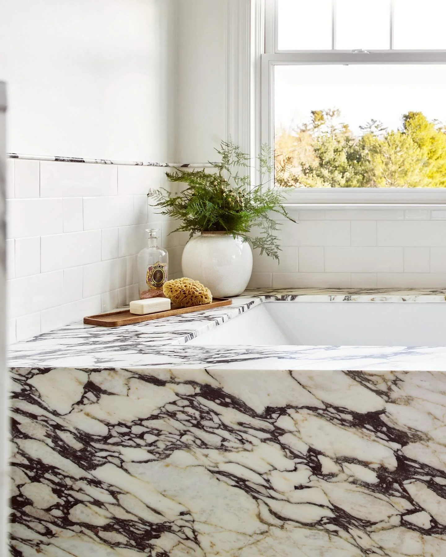 Where clean lines meets bold stone. A statement marble that turns everyday routines into a spa-like ritual. 

Design: @kellymcnultyinteriors for @centerlinedesignme 
Stone: @morningstarmaine 
Tile: @oldportspecialtytileco 
Photo: @darrensetlow
