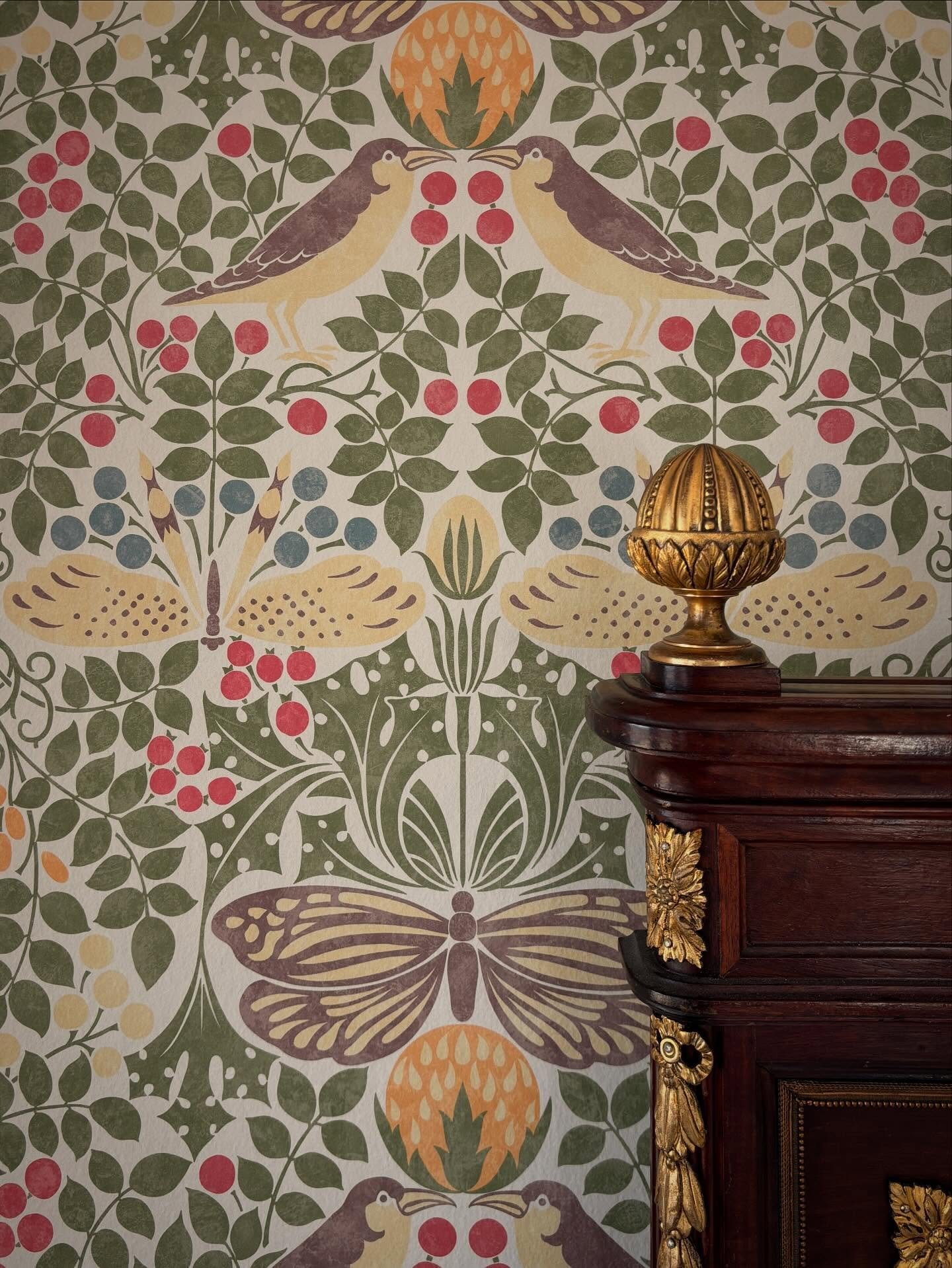 More than a backdrop - this wallpaper defines the room, adding depth, narrative and unmistakable character. 

Design: @kellymcnultyinteriors 
Wallpaper: @voyseywallpaper
