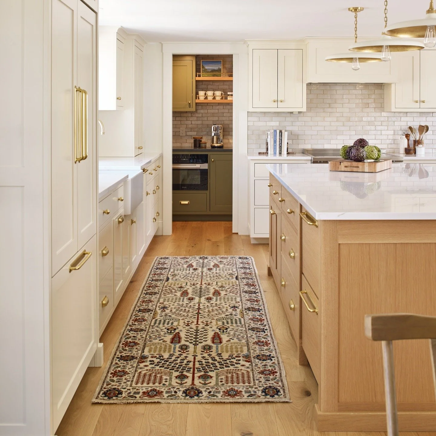 Designed to stand out&mdash;subtly.
This @benjaminmoore Sussex Green pantry introduces contrast and character, creating a focal point that feels unexpected within an otherwise neutral palette.

Design: @kellymcnultyinteriors for @centerlinedesignme 
