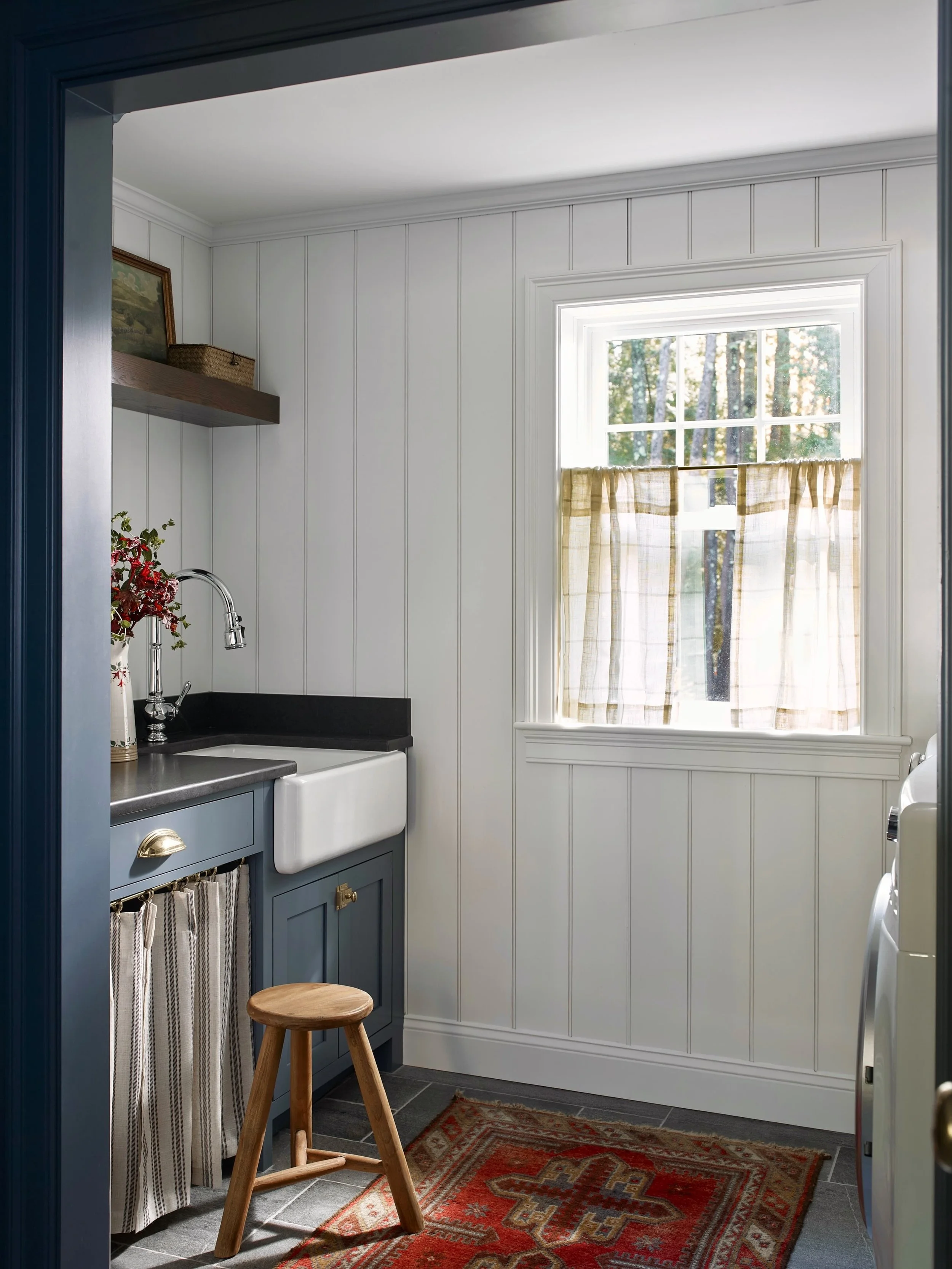 The Laundry Room glow-up we all deserve. 

✔️ Beadboard paneling 
✔️ Farmhouse sink
✔️ Vintage rug 
✔️ Soapstone countertops 

Who says functional can&rsquo;t be beautiful?

Design: @kellymcnultyinteriors for @centerlinedesignme 
Build: @centerlinebu