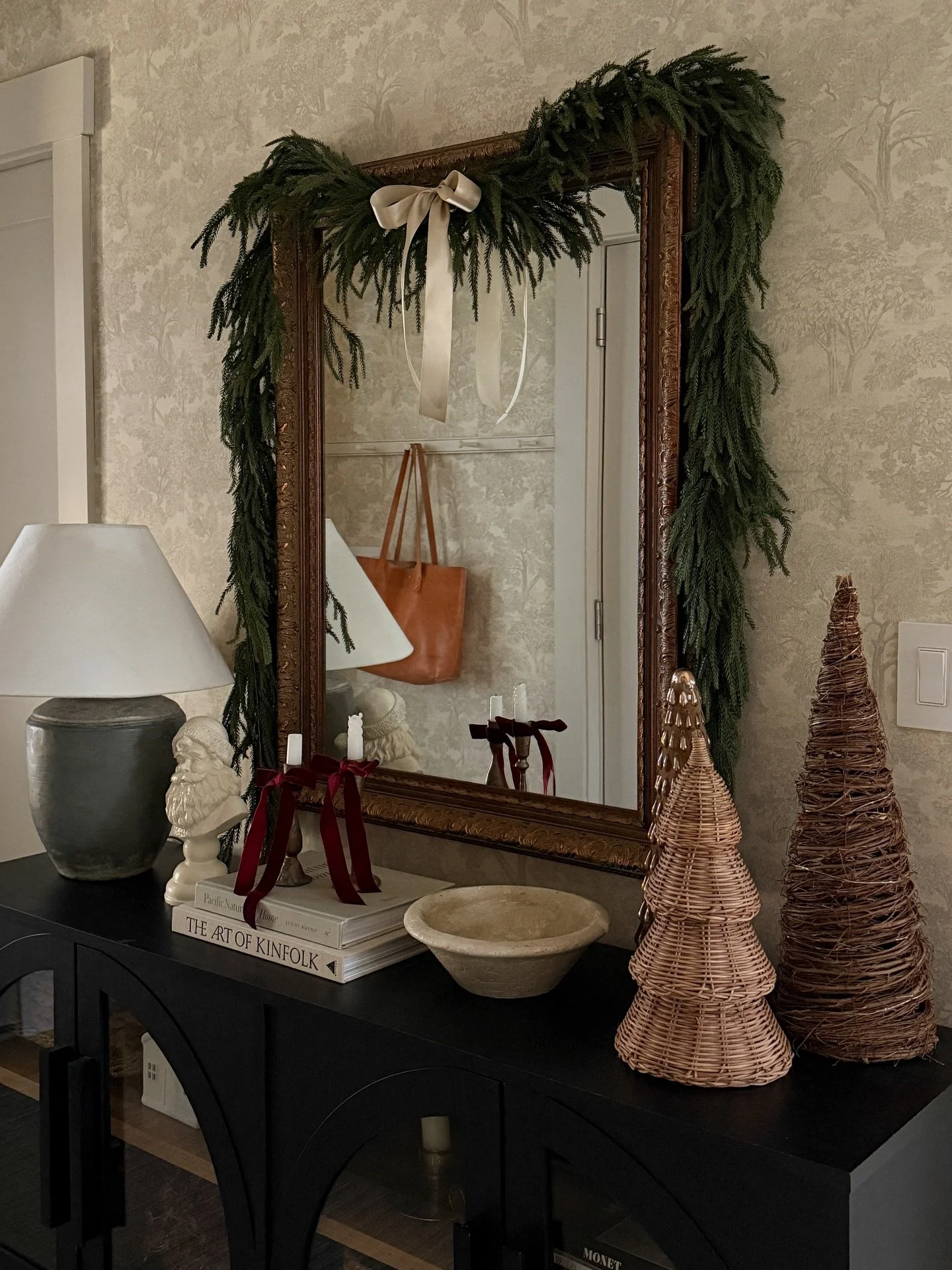 It&rsquo;s feeling merry in our little entryway ❤️ Comment SHOP for links!