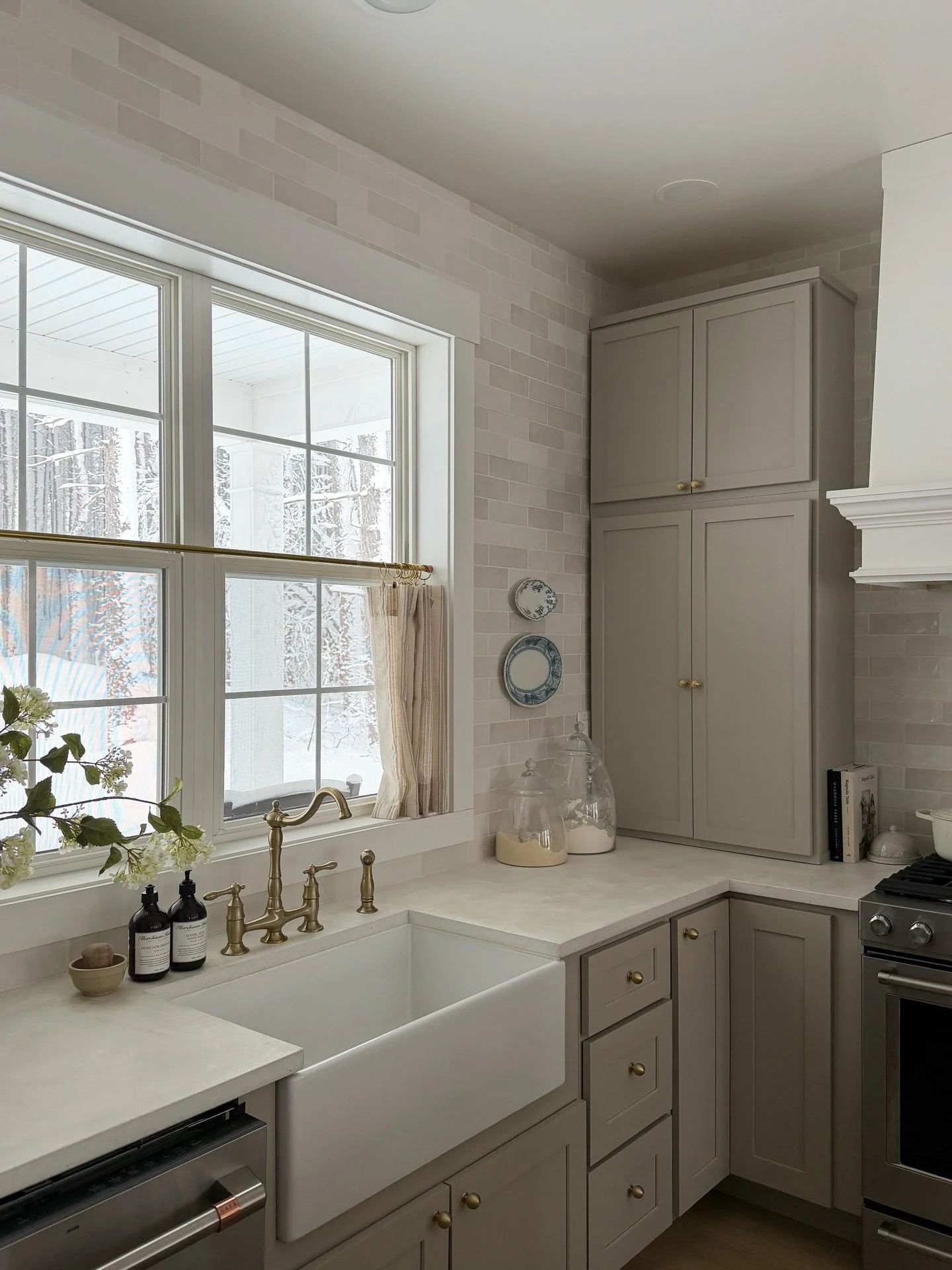 Comment SHOP for links to my favorite kitchen corners 🤍 Happy weekend!