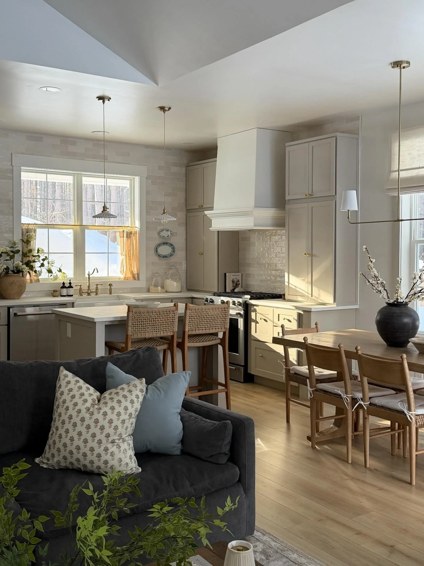 Comment SHOP for links 🤍 We decided to switch out our kitchen stools for something a little more kid-friendly and I&rsquo;m so glad we did! These are the stool #2 in outdoor synthetic teak from @hatihome 😍

The wood + woven detail is so good, and t