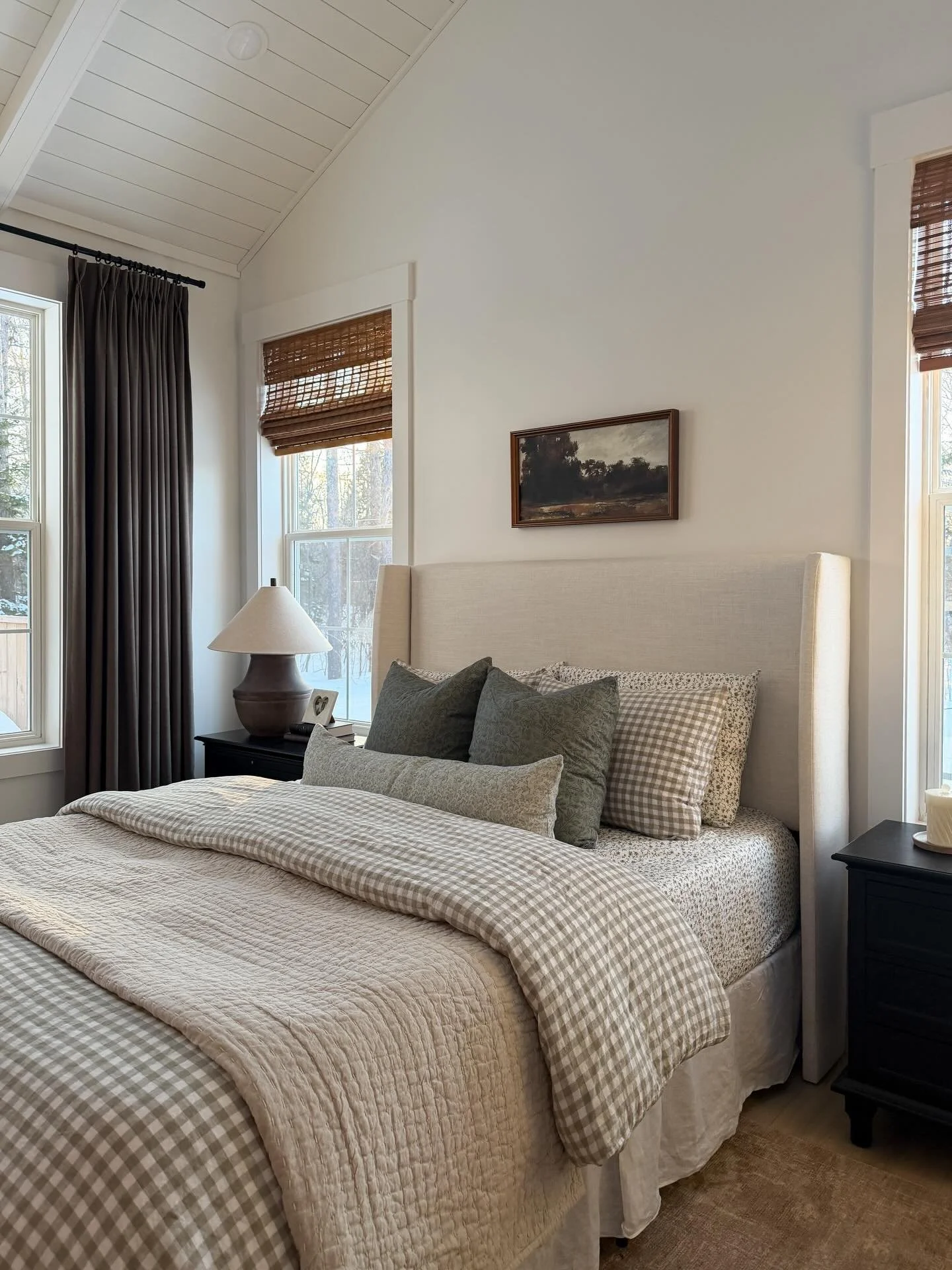 The easiest refresh after the longest winter: new @onequince sheets + duvet cover = the perfect little pattern mix for spring 🤍

@onequince bedding details:
- Classic Organic Percale Sheet Set in Green Florette
- European Linen Gingham Duvet Cover S