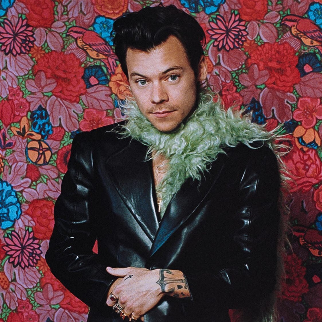 This past Sunday night at the Grammys, @harrystyles started a new trend: FEATHER BOAS🤩 @pagesix wrote &ldquo;According to global shopping search platform Lyst, page views for feather boas spiked a whopping 1,500% in the first 48 hours following Styl